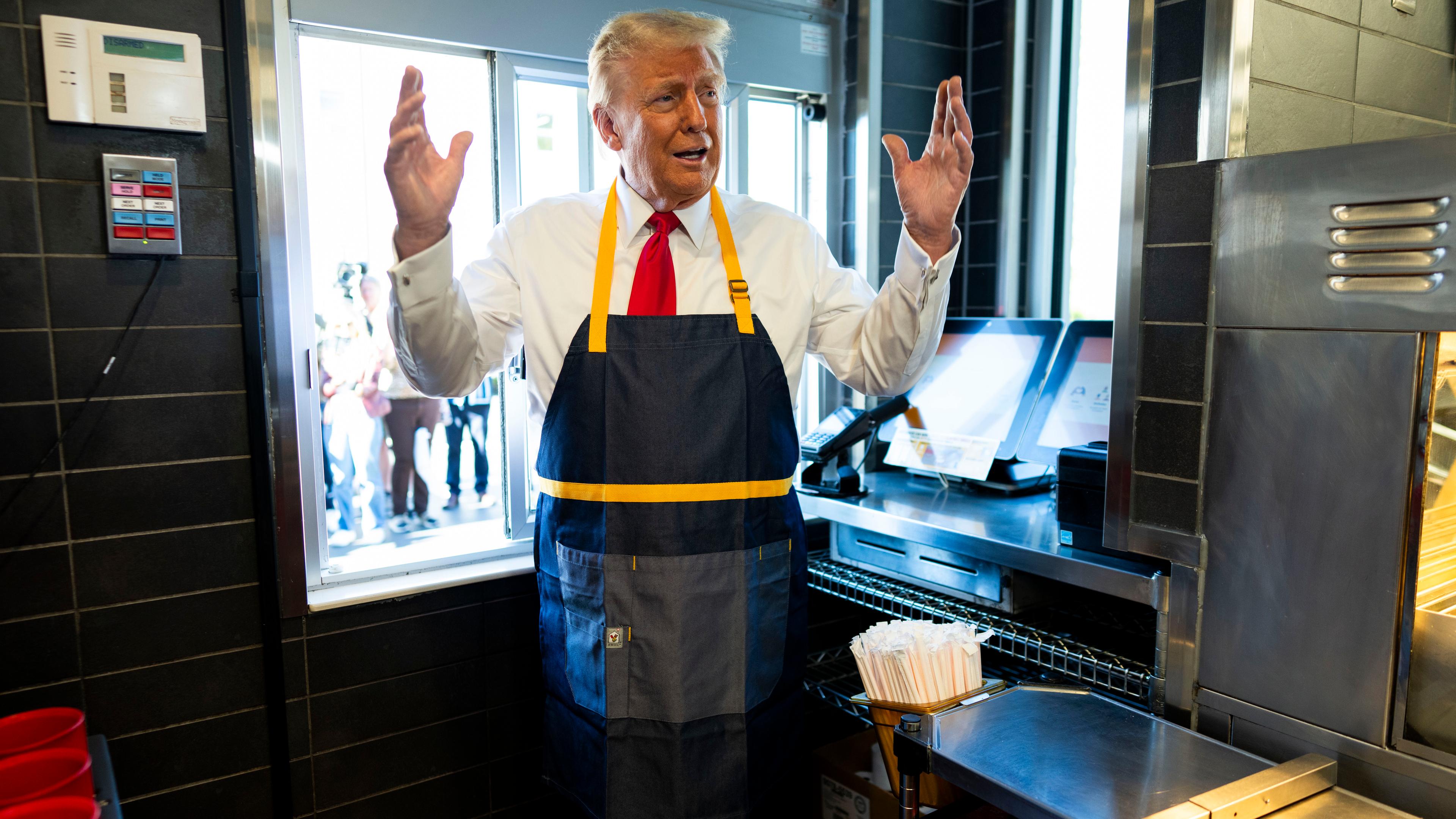 Donald Trump, Präsidentschaftskandidat der Republikaner und ehemaliger US-Präsident, steht am Drive-Thru-Fenster während eines Besuchs bei McDonald's in Philadelphia