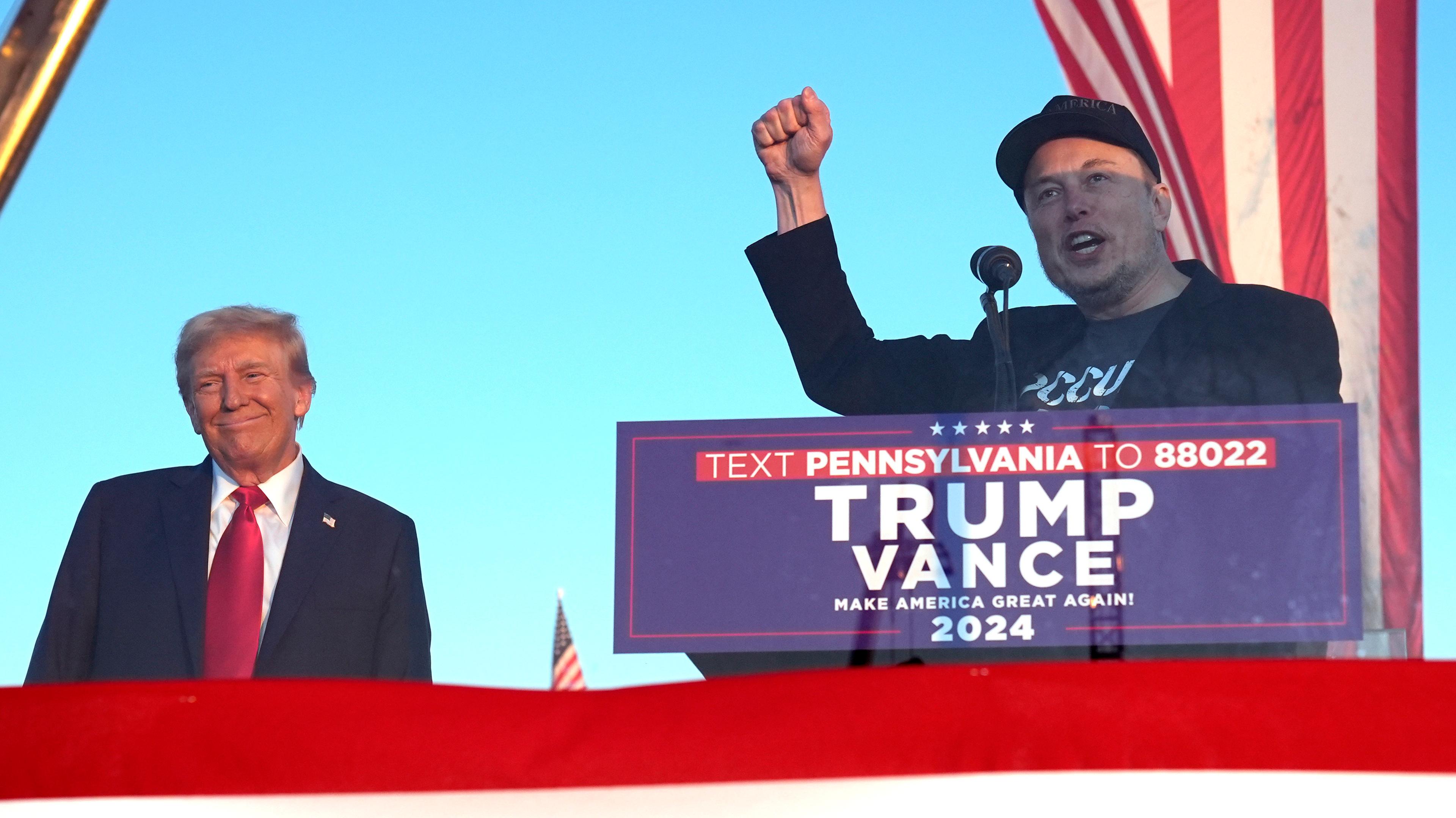 Bei einer Wahlkampfveranstaltung von Donald Trump in Pennsylvania stehen Donald Trump und Elon Musk auf einer Bühne.