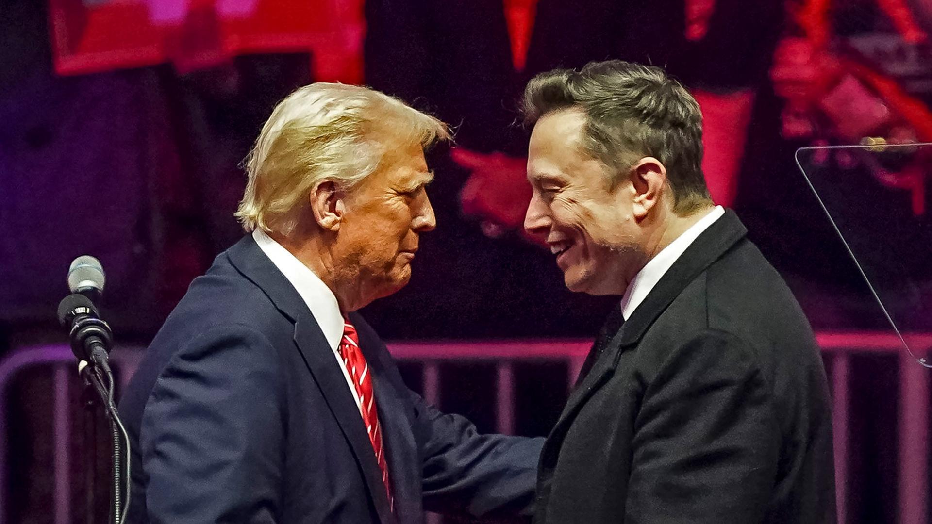 Donald Trump (L) und  Elon Musk