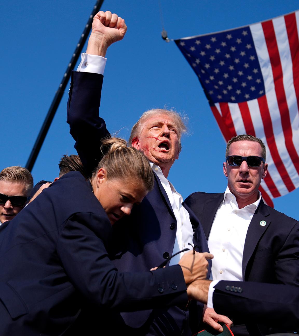 Donald Trump erhebt die Faust vor einer US-Flagge
