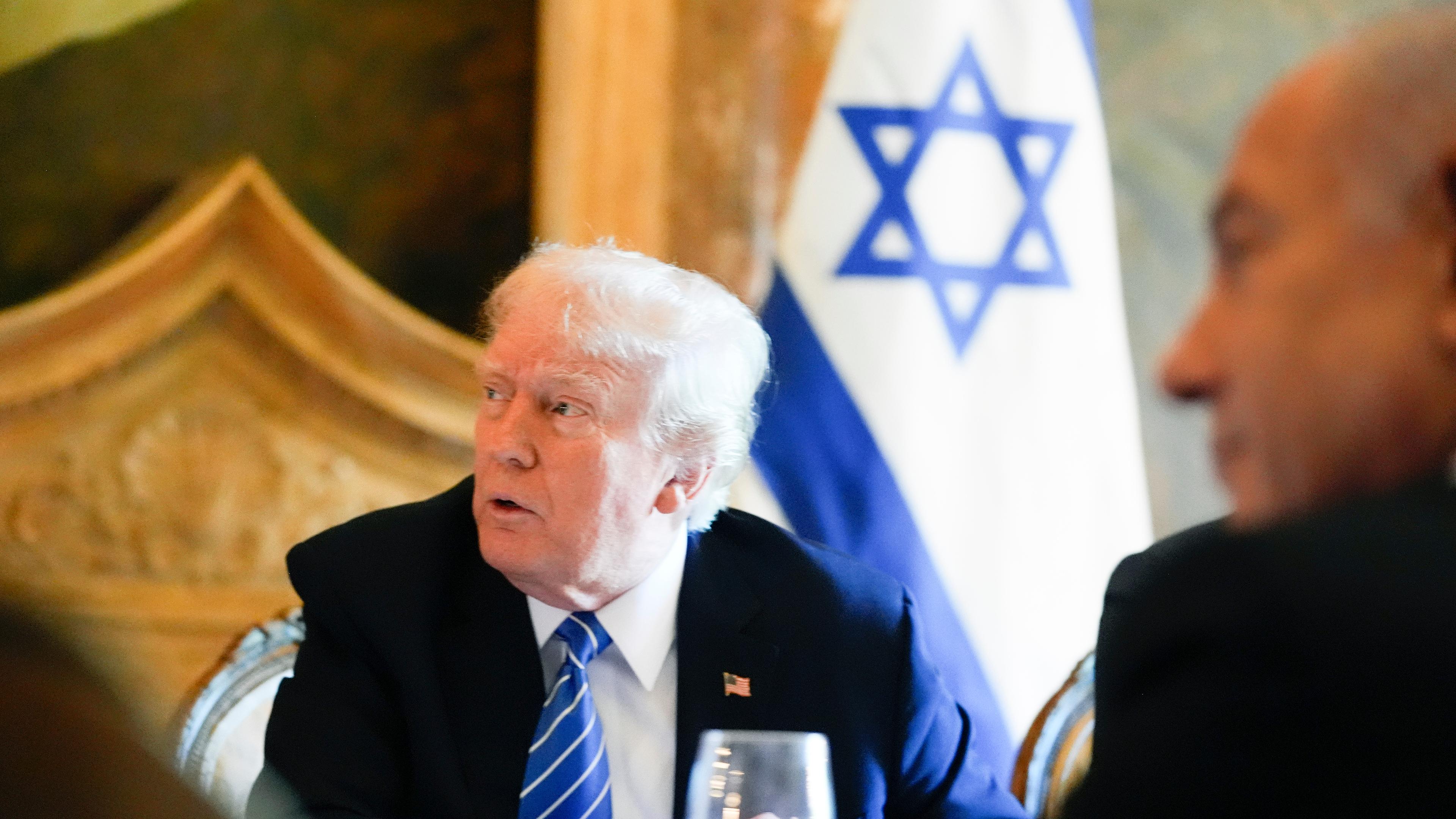 Ex-US-Präsident Trump trifft Israels Regierungschef Netanjahu in seinem Anwesen in Florida.