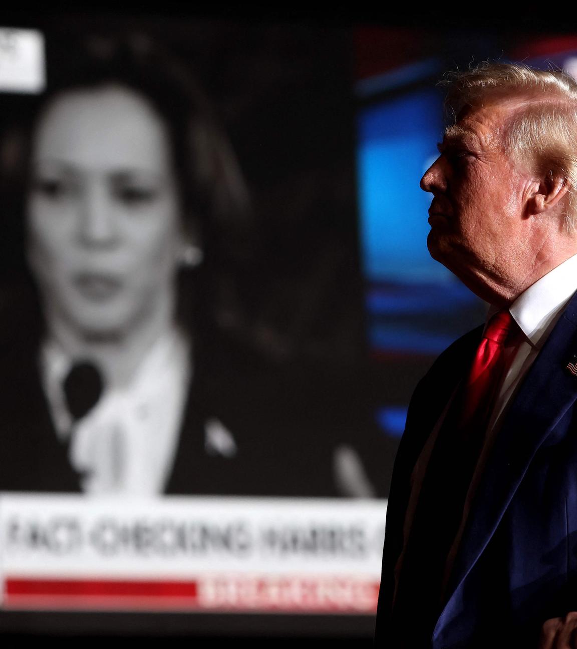 Archiv: Der republikanische Präsidentschaftskandidat, der ehemalige US-Präsident Donald Trump, sieht sich ein Video von Vizepräsidentin Kamala Harris während einer Wahlkampfveranstaltung auf der Expo im World Market Center Las Vegas am 13. 09. 2024 in Las Vegas, Nevada an. 5