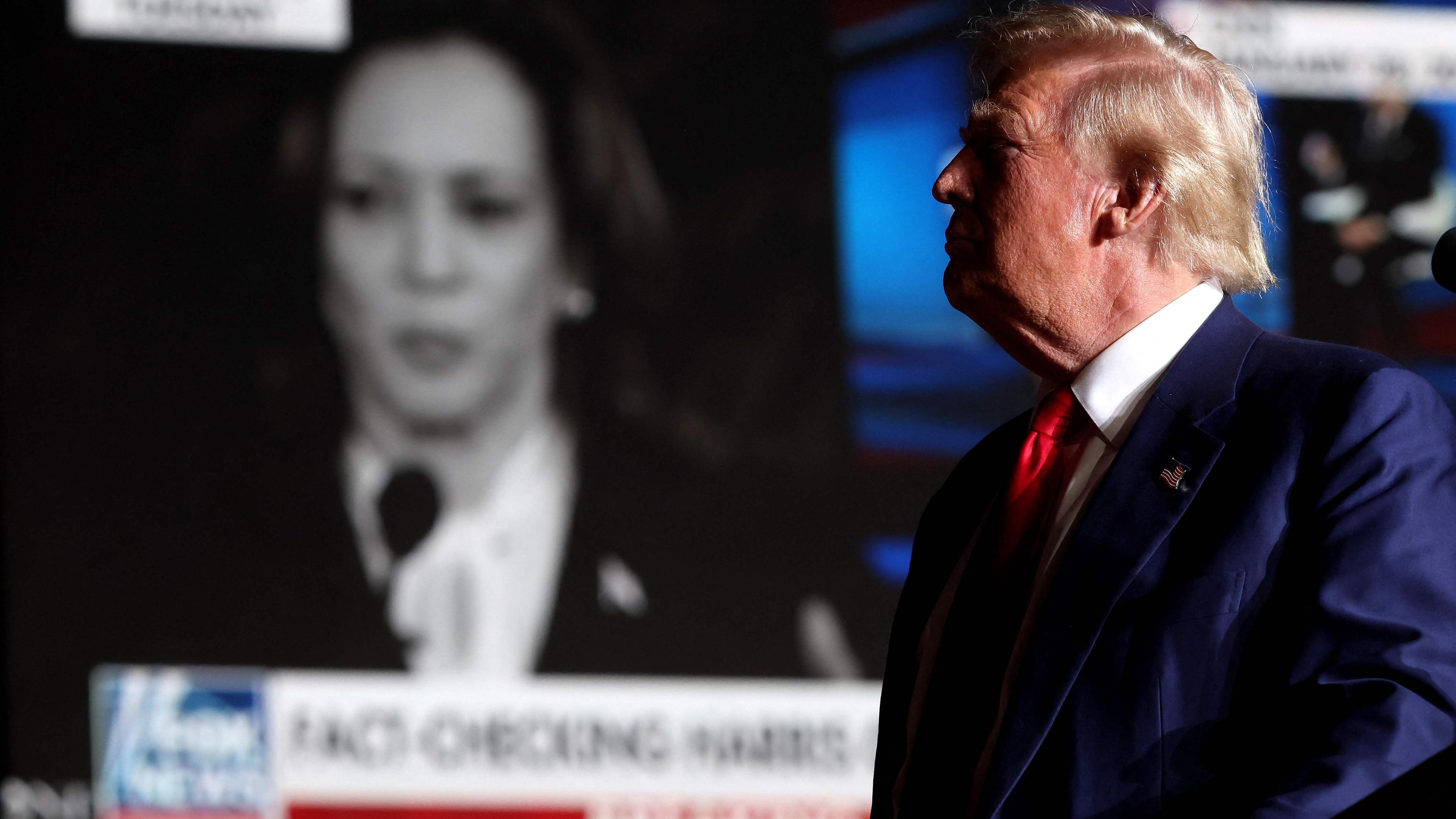 Archiv: Der republikanische Präsidentschaftskandidat, der ehemalige US-Präsident Donald Trump, sieht sich ein Video von Vizepräsidentin Kamala Harris während einer Wahlkampfveranstaltung auf der Expo im World Market Center Las Vegas am 13. 09. 2024 in Las Vegas, Nevada an. 5