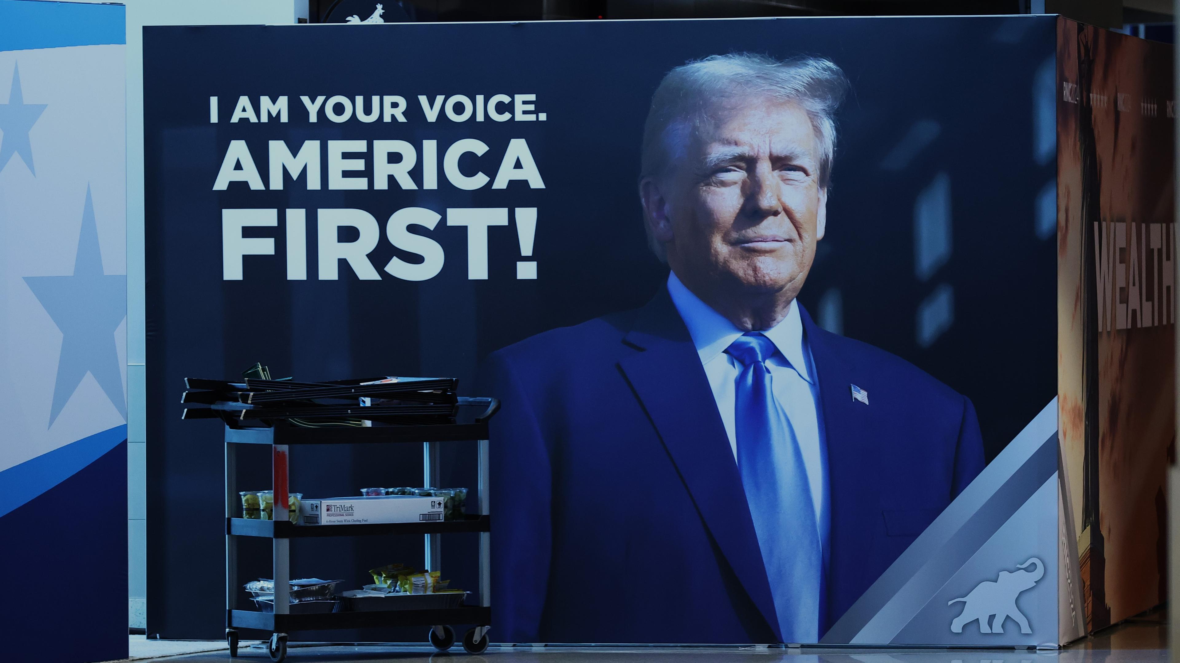 Ein Trump-Banner ist im Inneren des Fiserv Forums zu sehen, einen Tag bevor die Republican National Convention, der Parteitag der Republikaner