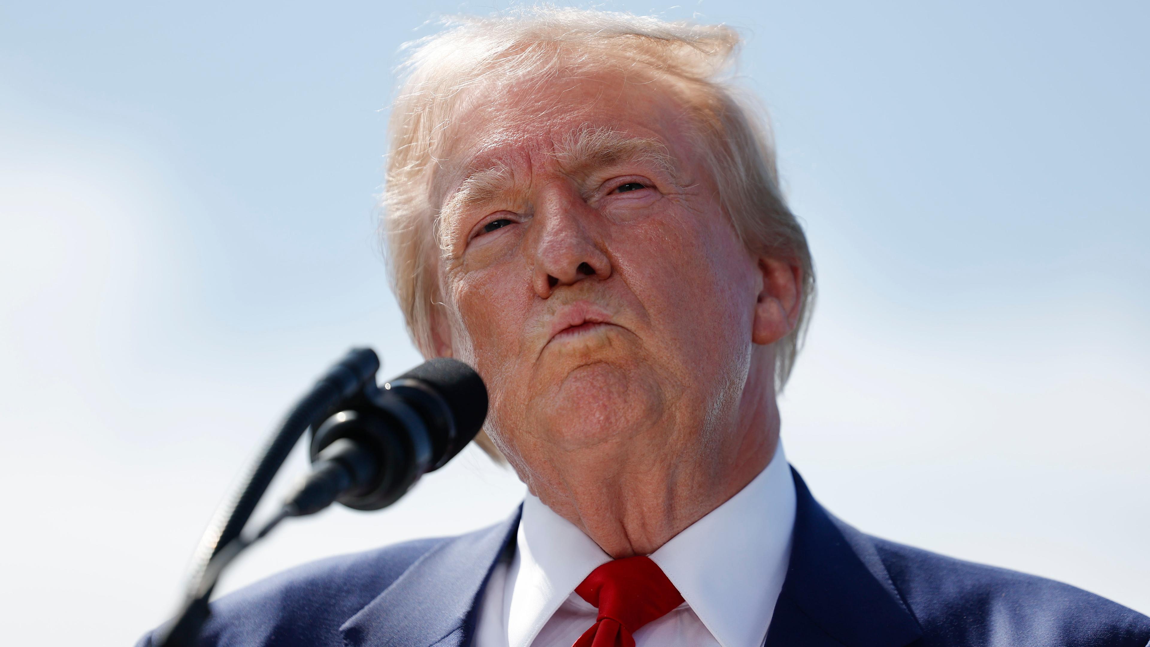  Republican presidential candidate Donald Trump delivers remarks at the Trump National Golf Club Los Angeles in Rancho Palos Verdes, California