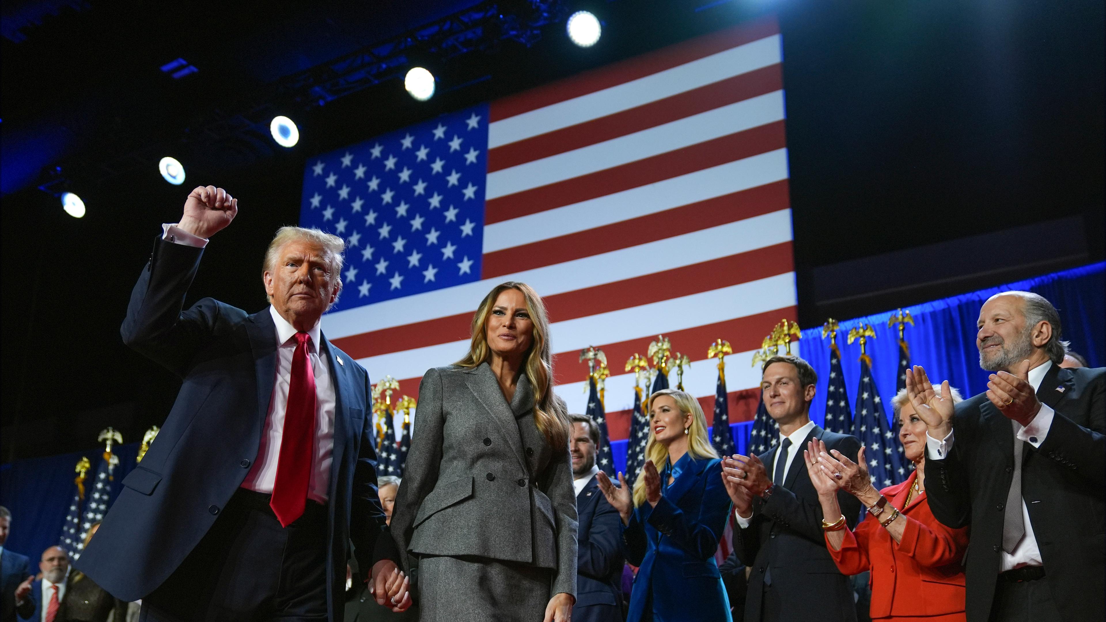 Trump und Melania auf Wahlkampfveranstaltung, Trump reckt Faust