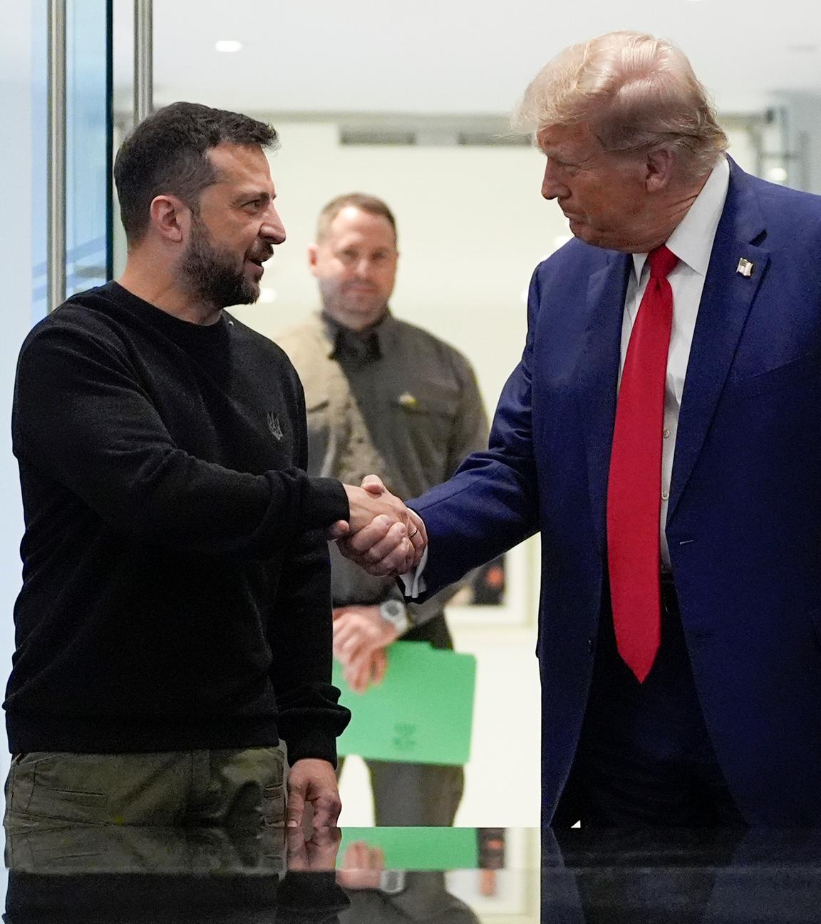 USA, New York: Der designierte US-Präsident Donald Trump (r), gibt dem ukrainischen Präsidenten Wolodymyr Selenskyj bei einem Treffen die Hand. Archivbild