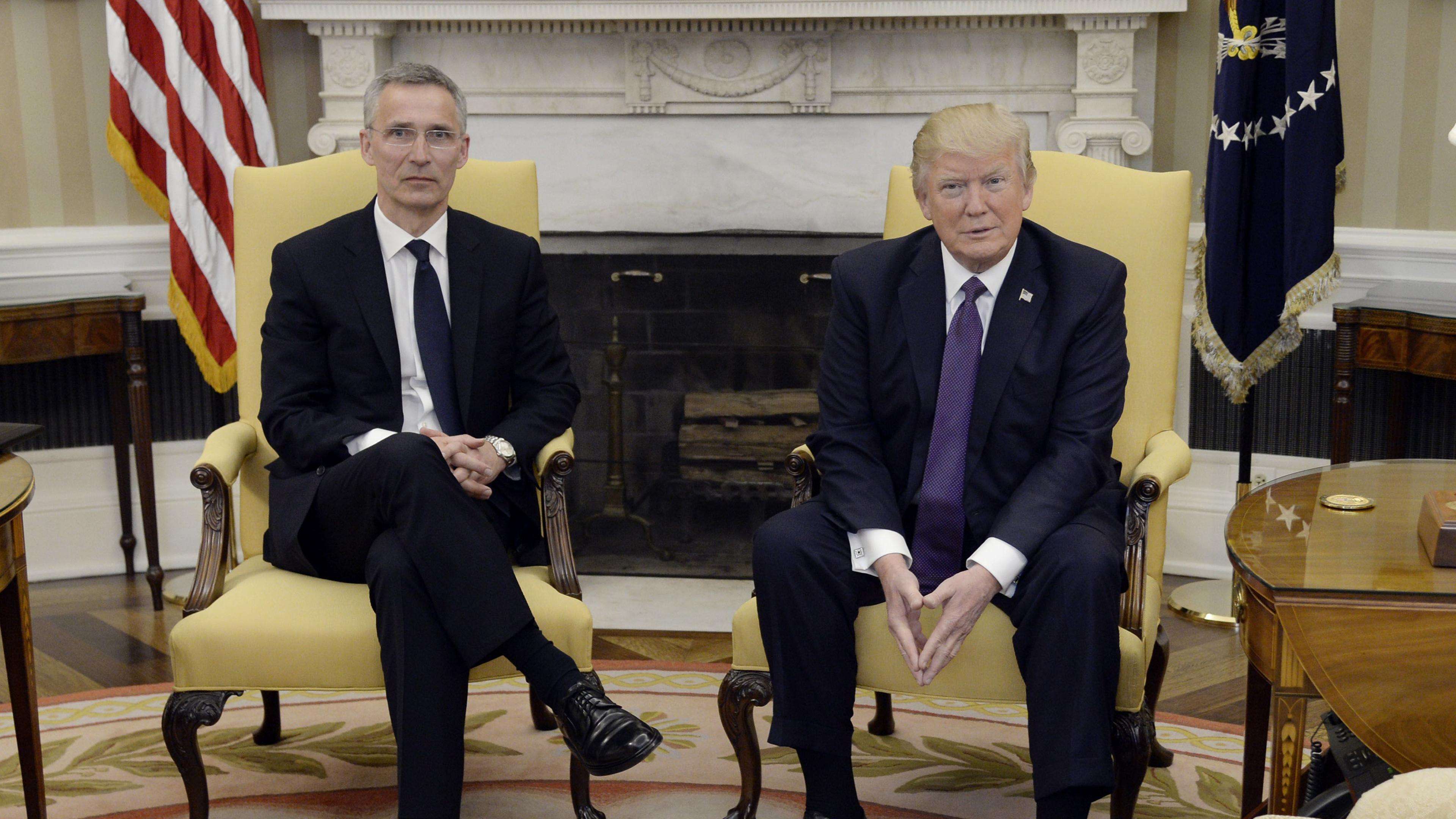 Donald Trump und Jens Stoltenbeg im Oval Office