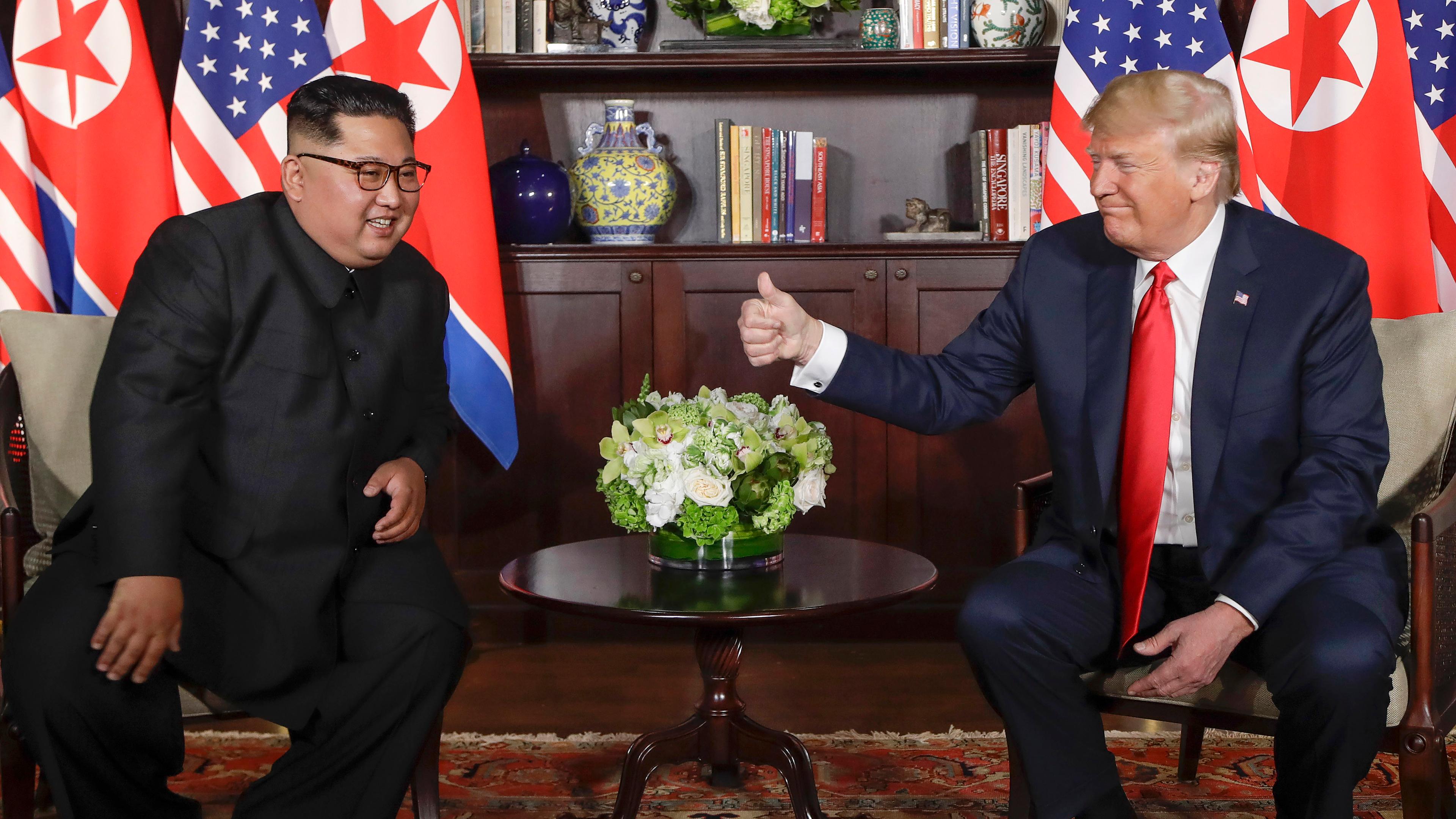 Daumen hoch: US-Präsident Donald Trump bei seinem ersten Treffen mit Nordkoreas Machthaber Kim Jong Un.