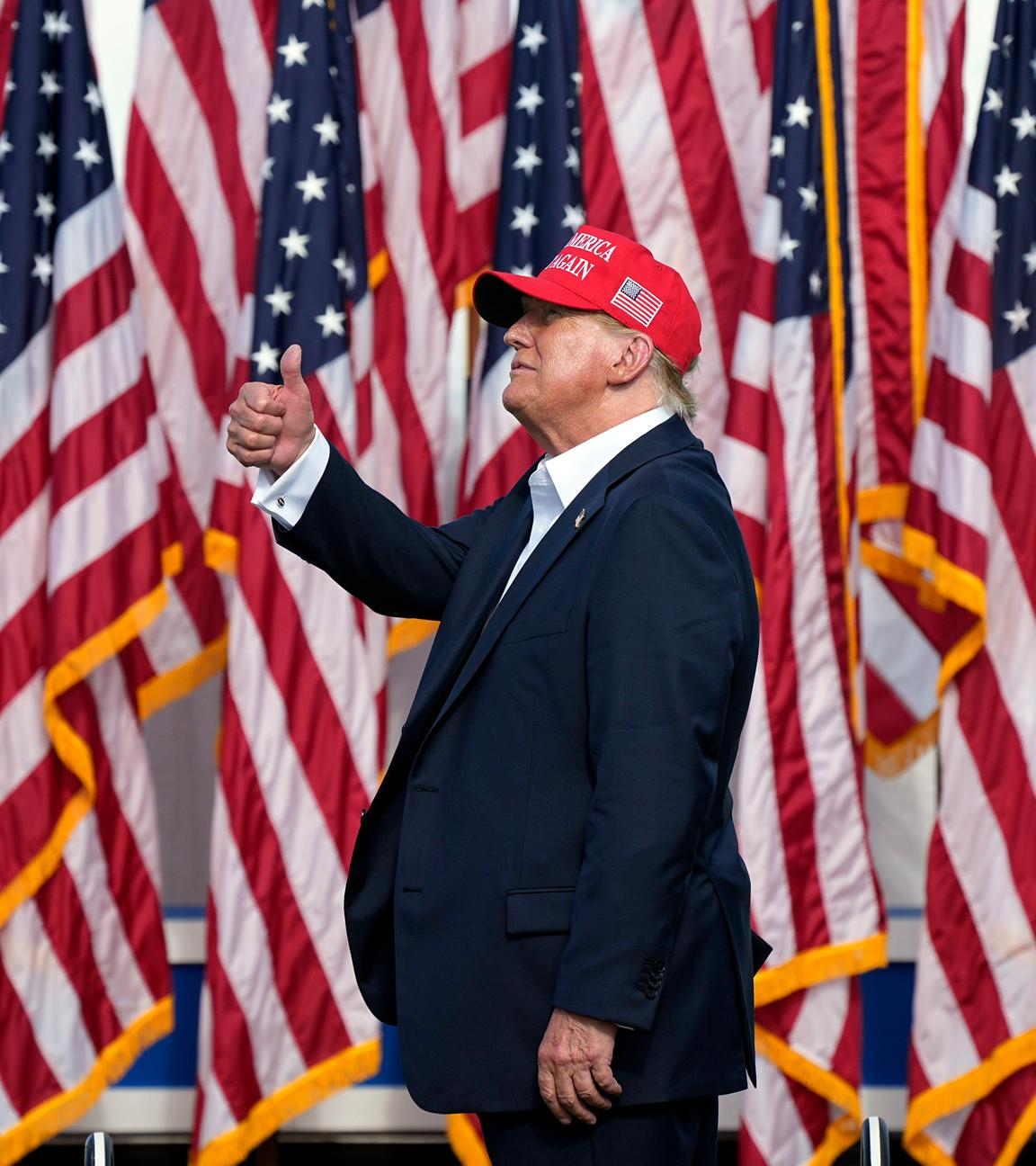 Donald Trump steht vor zahlreichen US-Flaggen