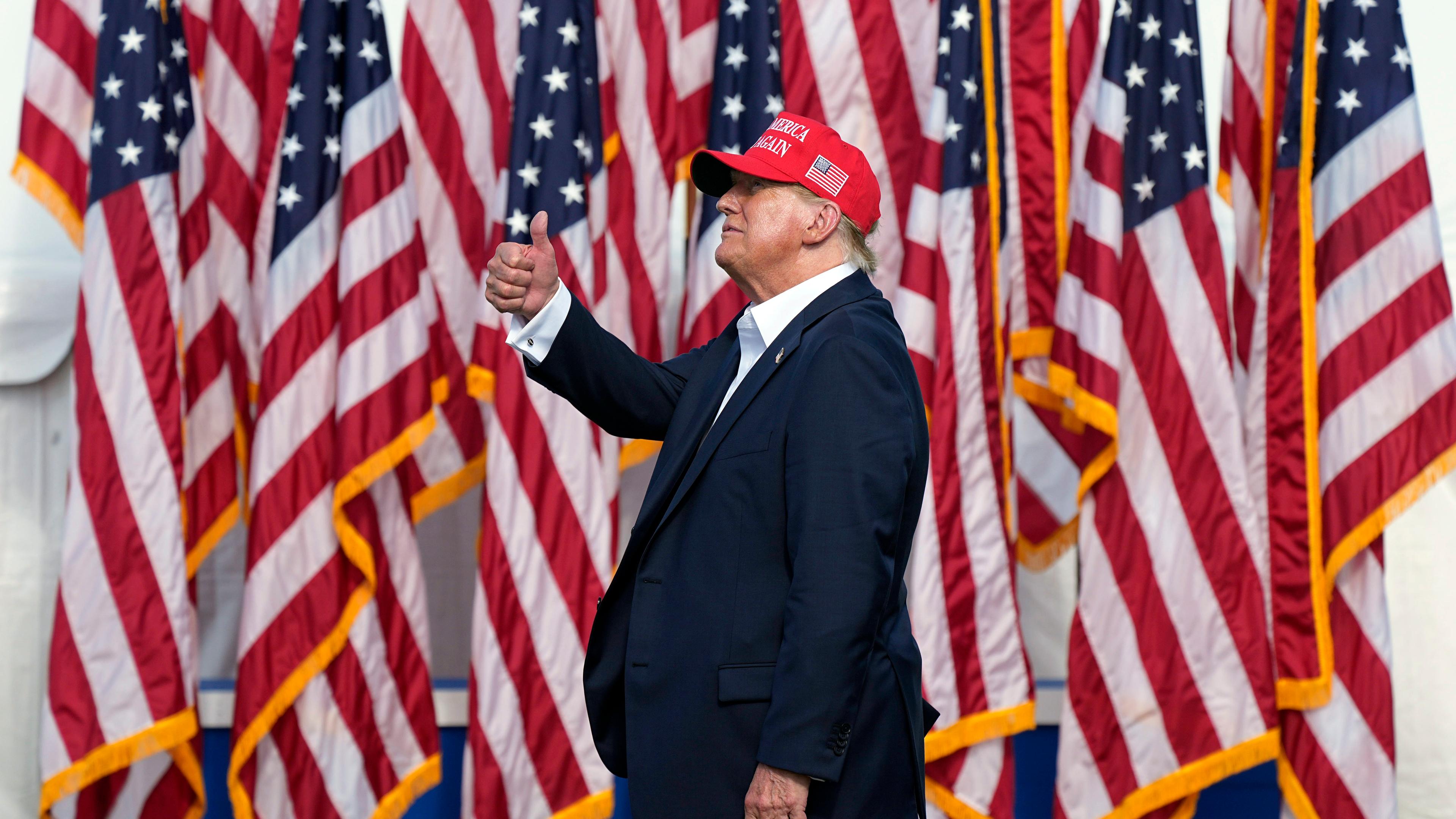 Donald Trump steht vor zahlreichen US-Flaggen