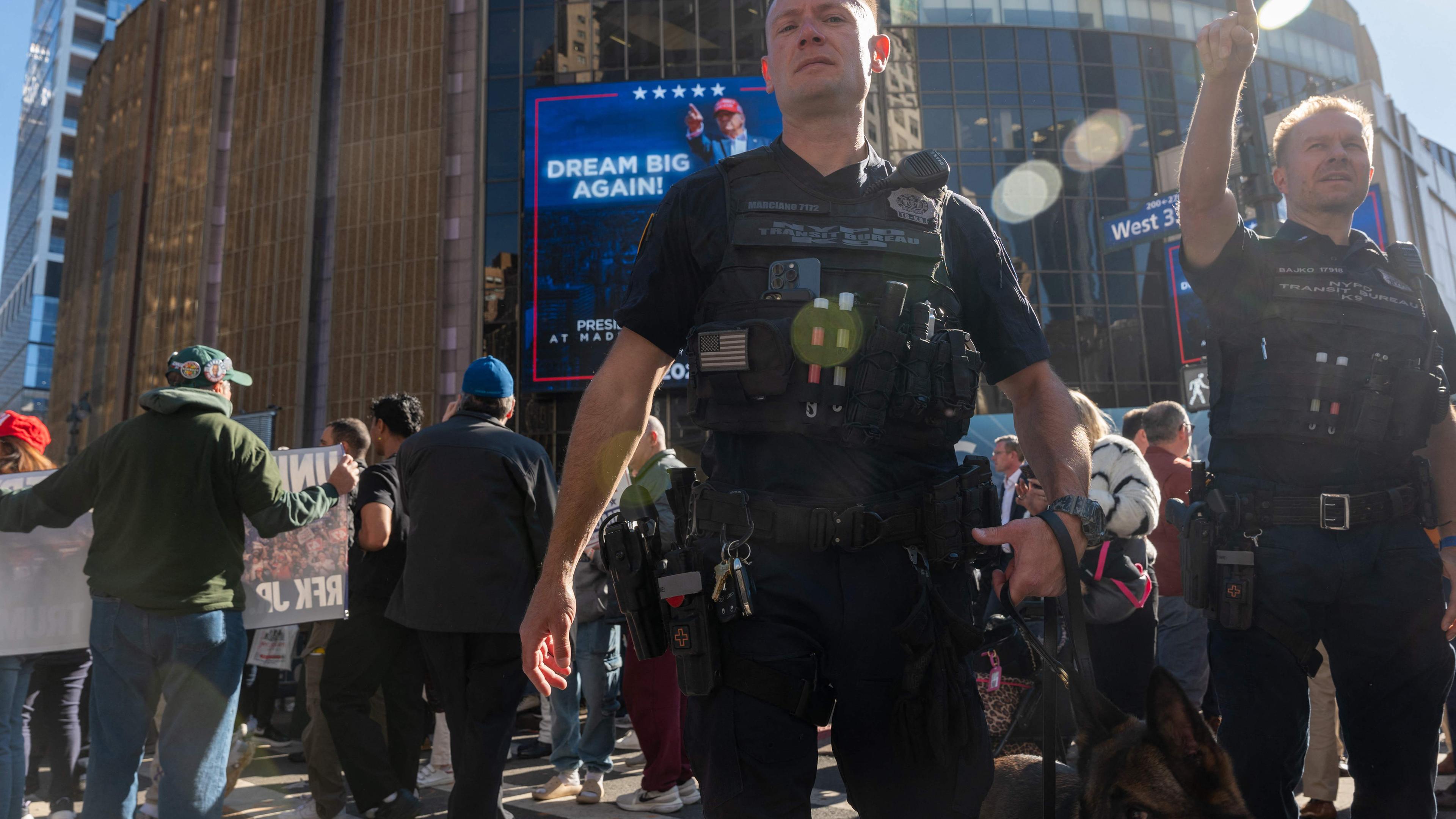 Die Polizei steht Wache, während sich Menschen anstellen, um während einer Wahlkampfveranstaltung im Madison Square Garden eine Rede des ehemaligen Präsidenten Donald Trump zu sehen