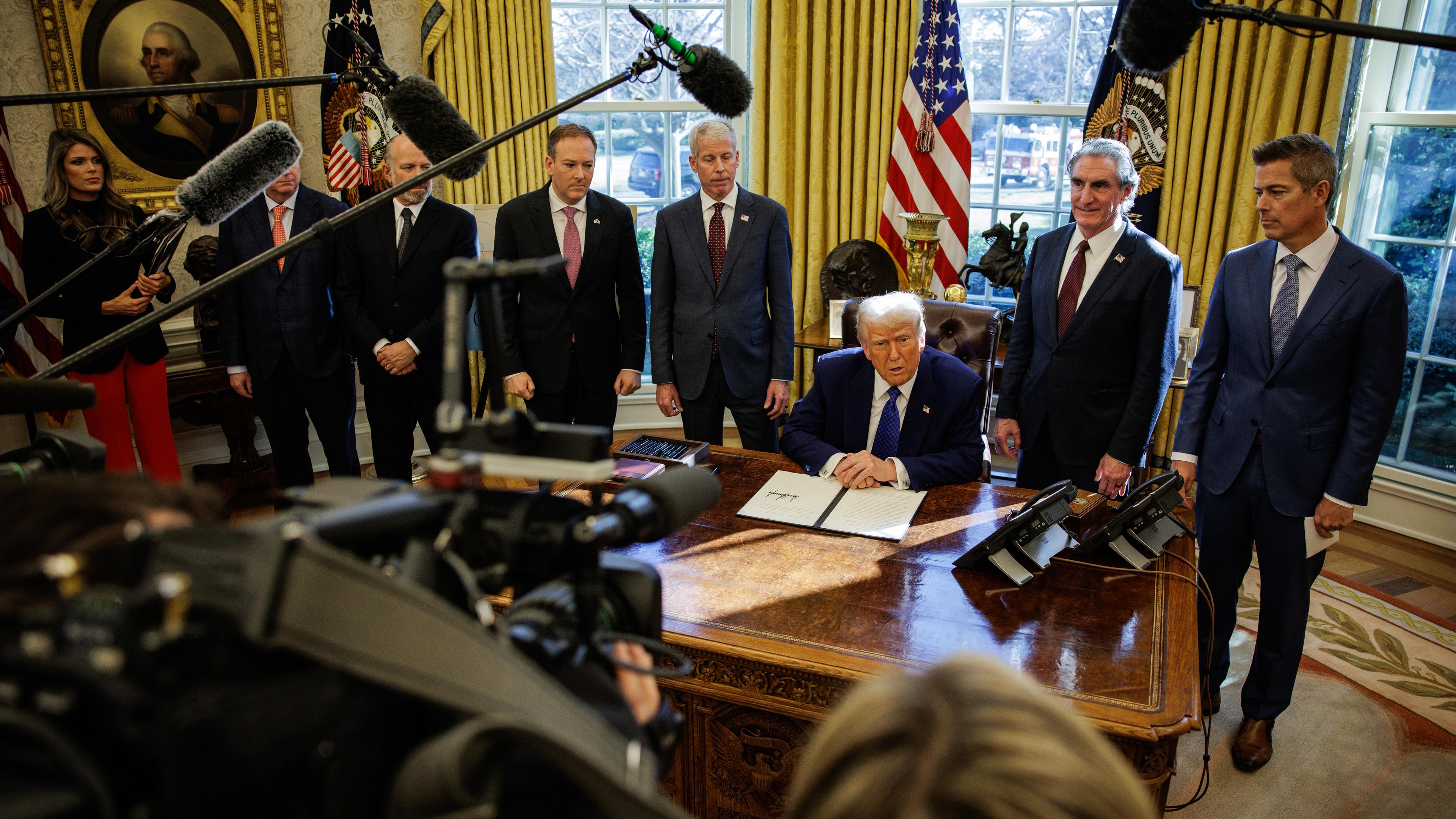 US-Präsident Donald Trump unterzeichnet Dekrete im Oval Office im Weißen Haus