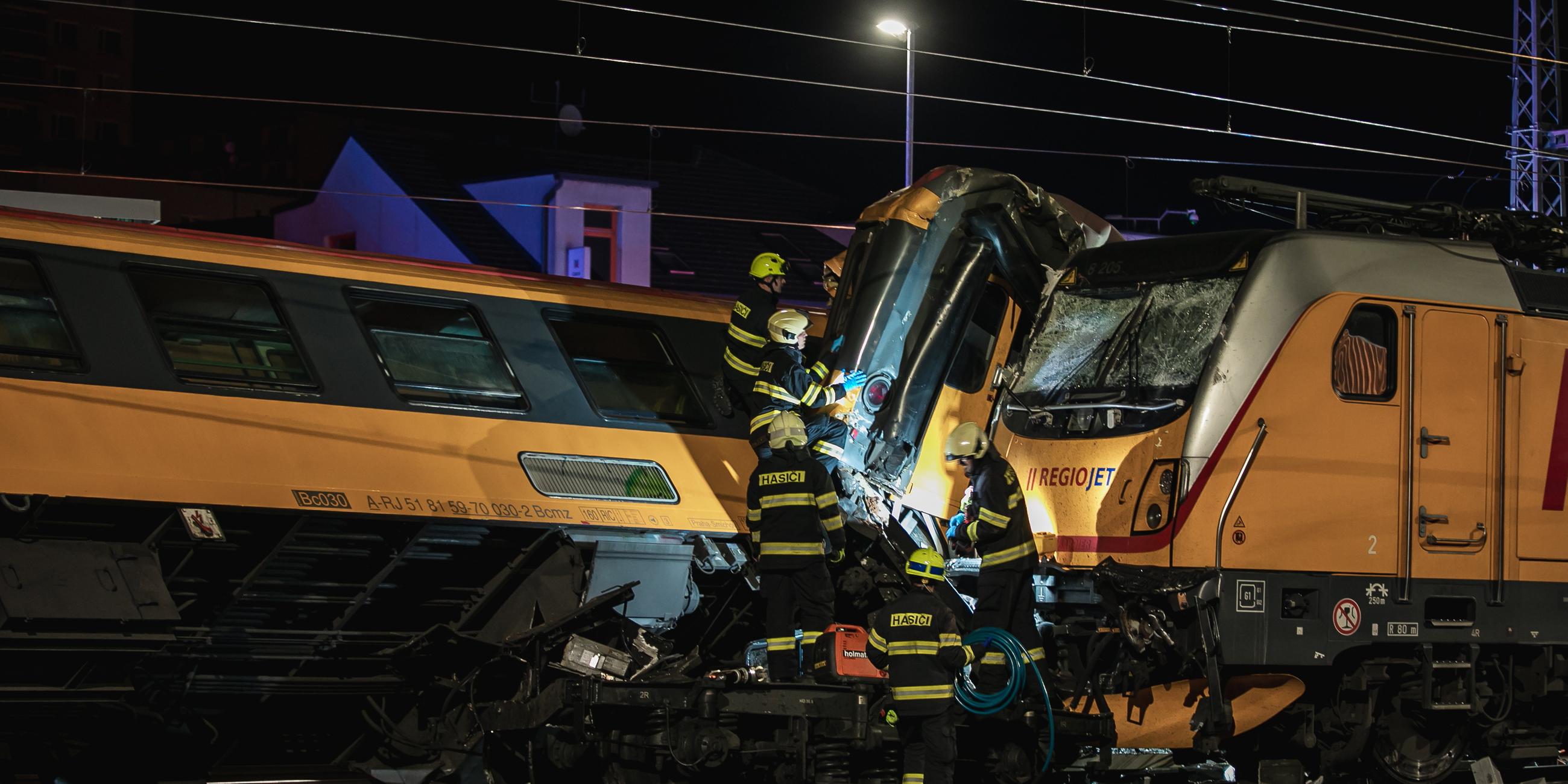 Ein Personenzug ist in Tschechien mit einem Güterzug zusammenstoßen.