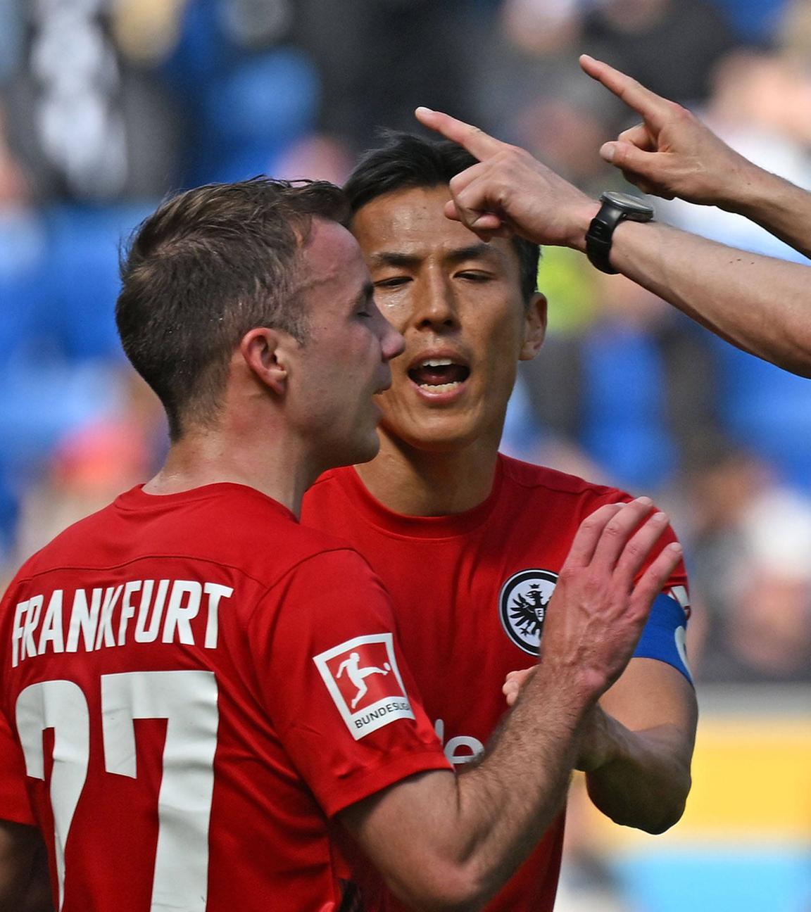 Mario Götze Goetze (Eintracht Frankfurt) und Makoto Hasebe (Eintracht Frankfurt) diskutieren mit Schiedsrichter Harm Osmers.