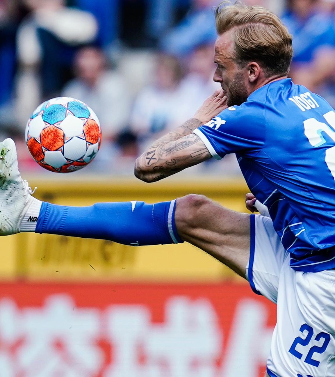 07.05.2022, Baden-Württemberg, Sinsheim: Fußball: Bundesliga, TSG 1899 Hoffenheim - Bayer Leverkusen, 33. Spieltag, PreZero Arena. Hoffenheims Kevin Vogt (l) und Leverkusens Patrik Schick kämpfen um den Ball.