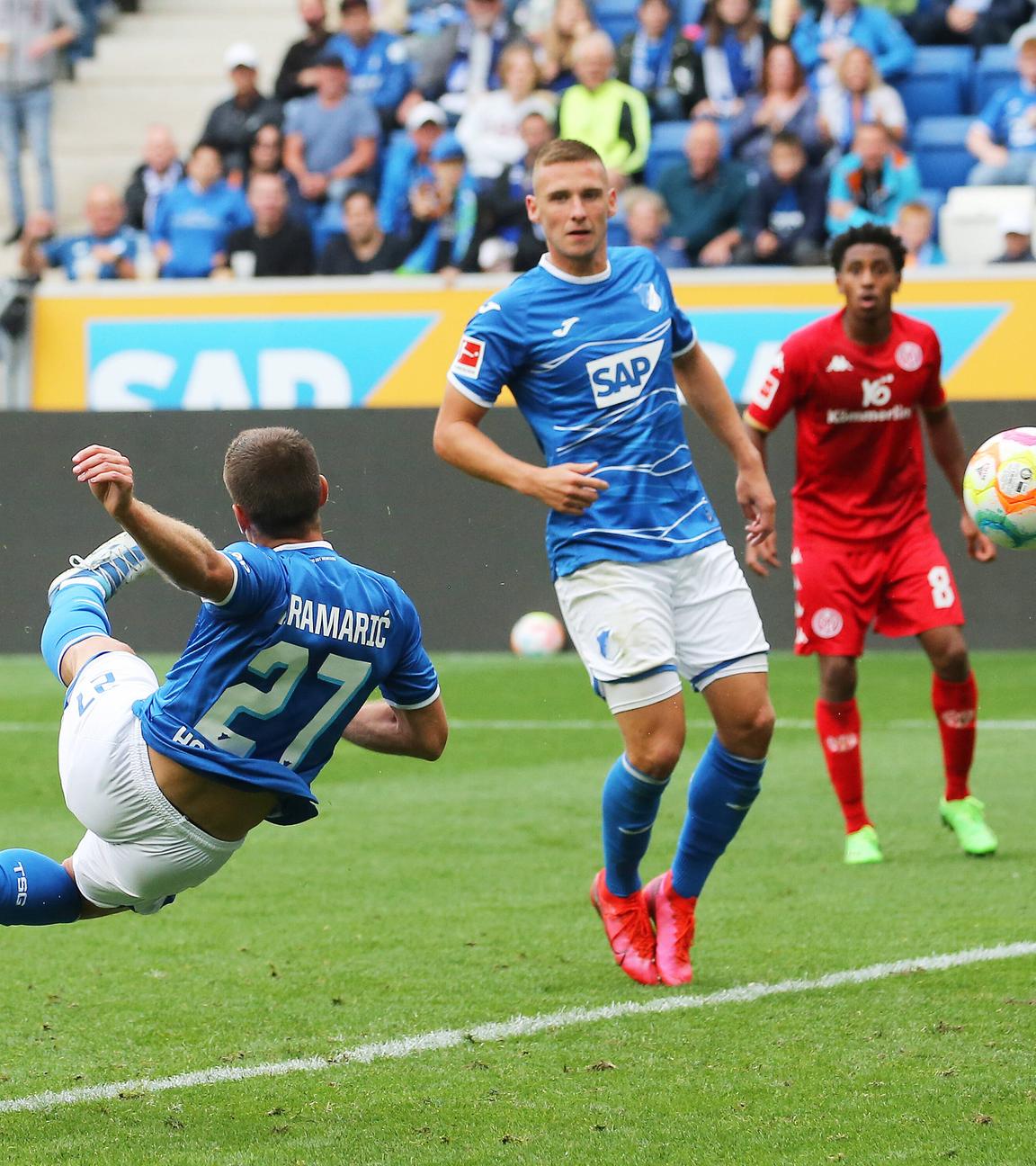 10.09.2022 Sinsheim , Bundesliga Fußball , TSG 1899 Hoffenheim vs. 1. FSV Mainz 05, Tor zum 1:0 durch Torschütze Andrej Kramaric (Hoffenheim) per Seitfallzieher