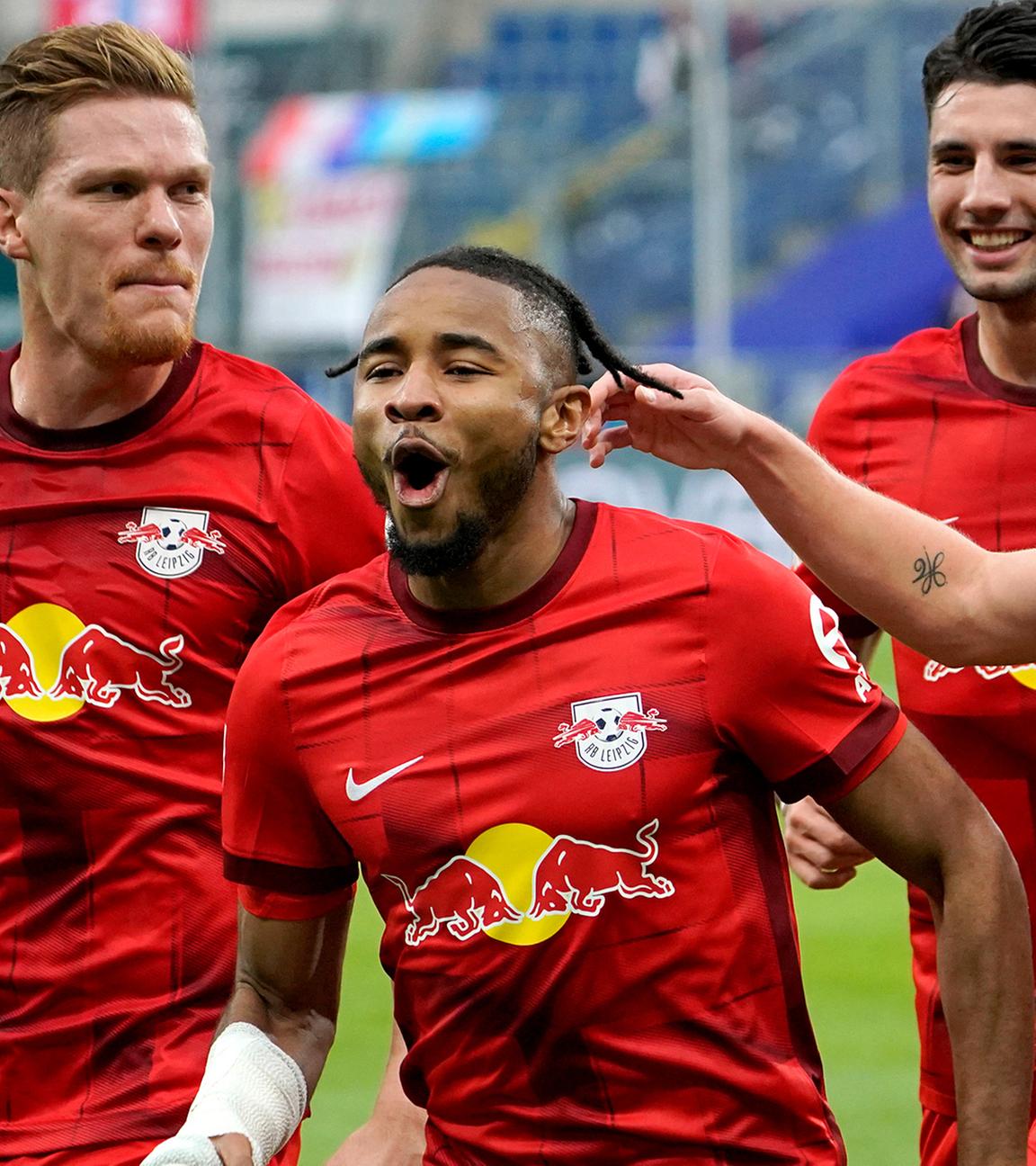 Leipzigs Christopher Nkunku (C) jubelt mit seinen Mannschaftskameraden nach dem 1:0-Führungstreffer während des Bundesligaspiels zwischen der TSG 1899 Hoffenheim und RB Leipzig in Sinsheim, Deutschland, 05. November 2022.