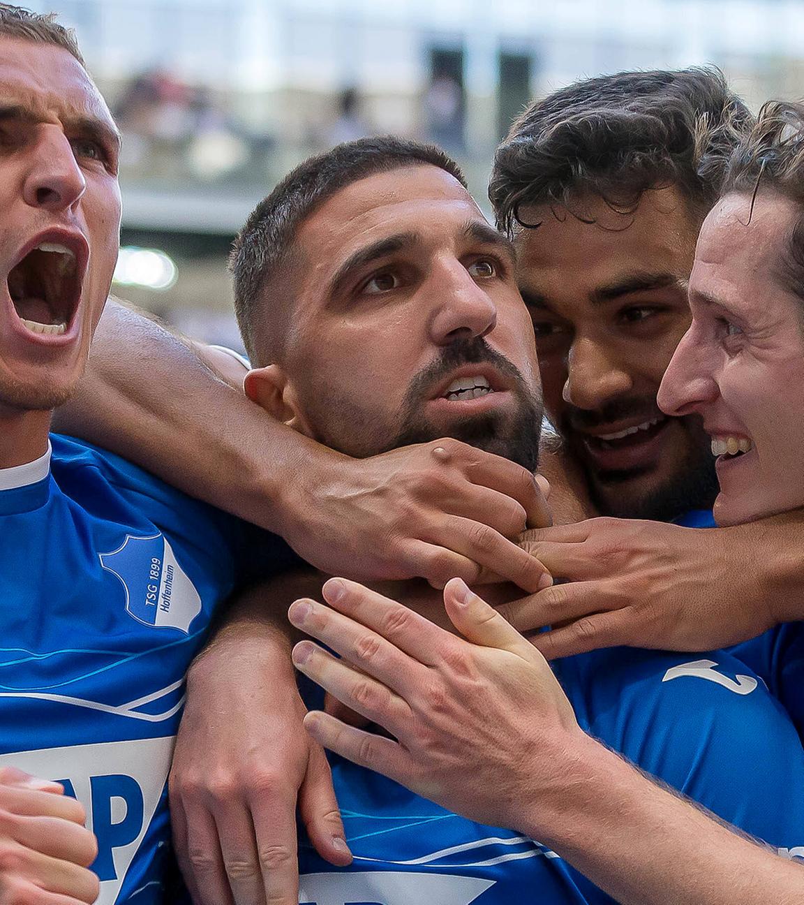 Munas Dabbur (TSG 1899 Hoffenheim) jubelt mit seinem Team nach seinem Treffer zum 3:2 gegen Bochum am 13.08.2022.