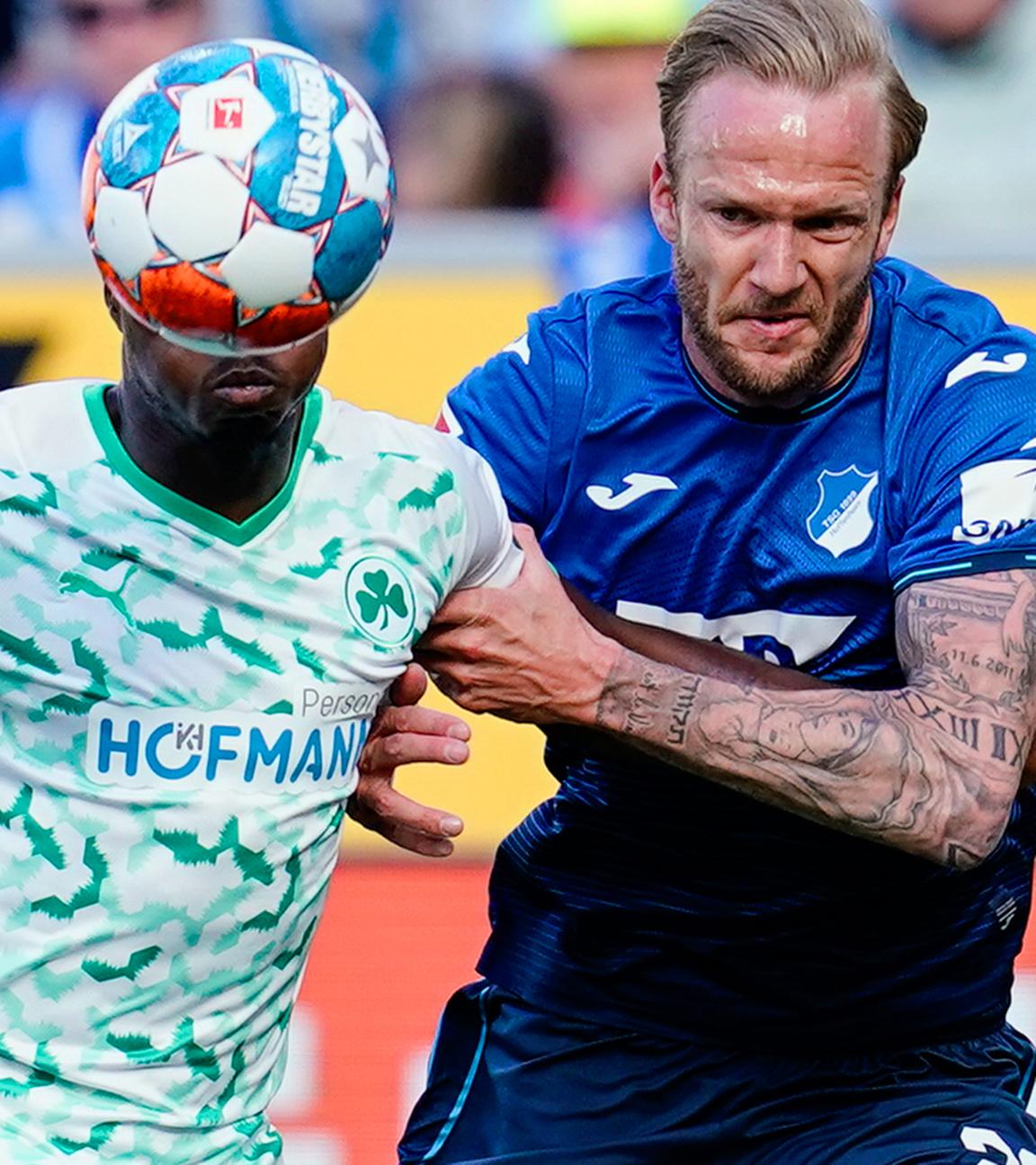 17.04.2022, Baden-Württemberg, Sinsheim: Fußball: Bundesliga, TSG 1899 Hoffenheim - SpVgg Greuther Fürth, 30. Fürths Dickson Abiama (l) und Hoffenheims Kevin Vogt kämpfen um den Ball. 