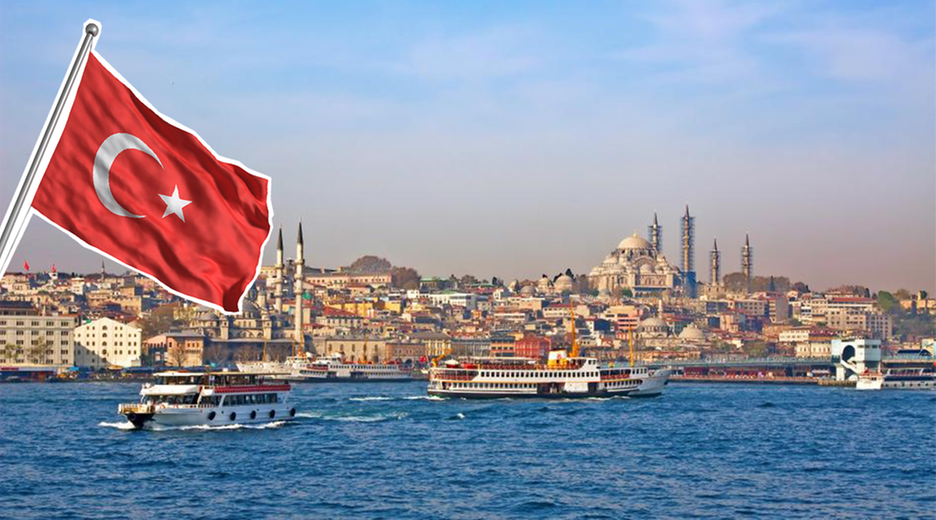 Blick auf Istanbul mit türkischer Flagge