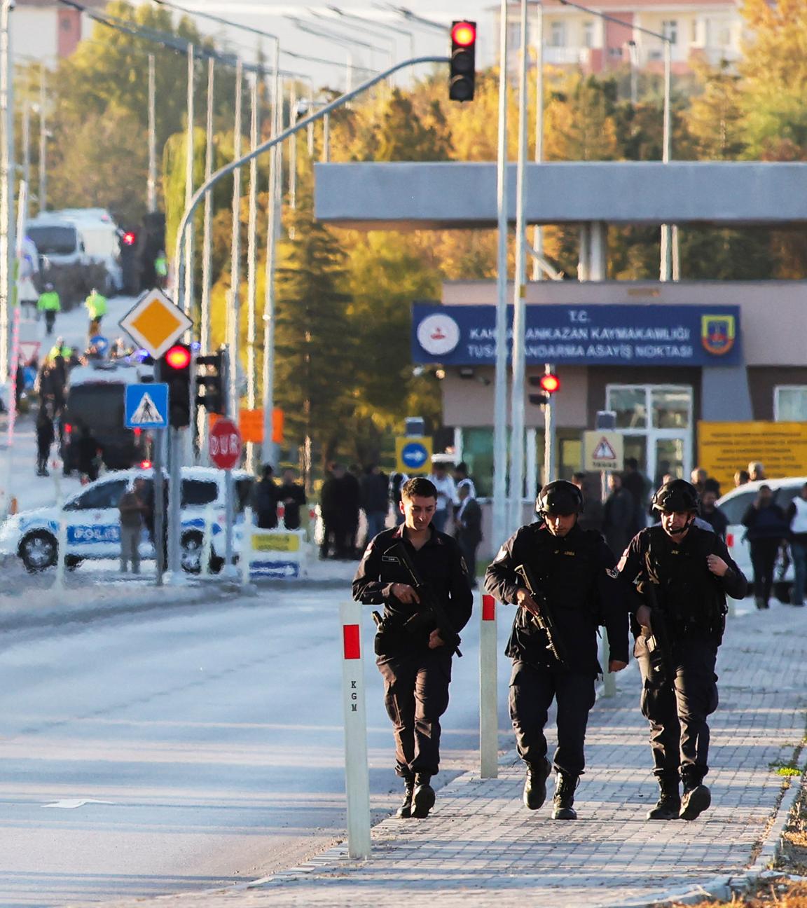 Polizeibeamte sind vor dem Unternehmensgelände der Türkischen Luft- und Raumfahrt am Stadtrand der türkischen Hauptstadt im Einsatz.