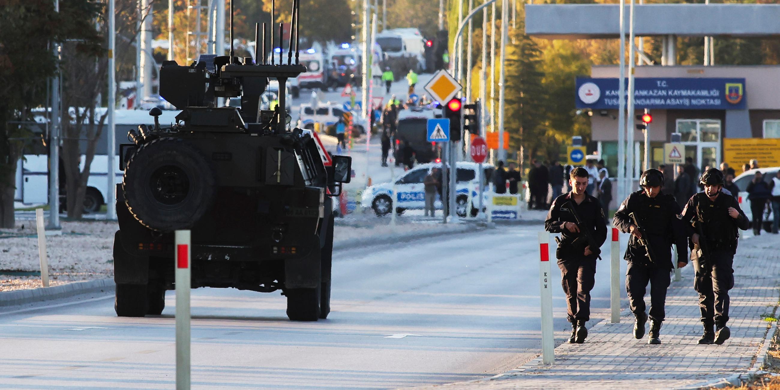 Polizeibeamte sind vor dem Unternehmensgelände der Türkischen Luft- und Raumfahrt am Stadtrand der türkischen Hauptstadt im Einsatz.