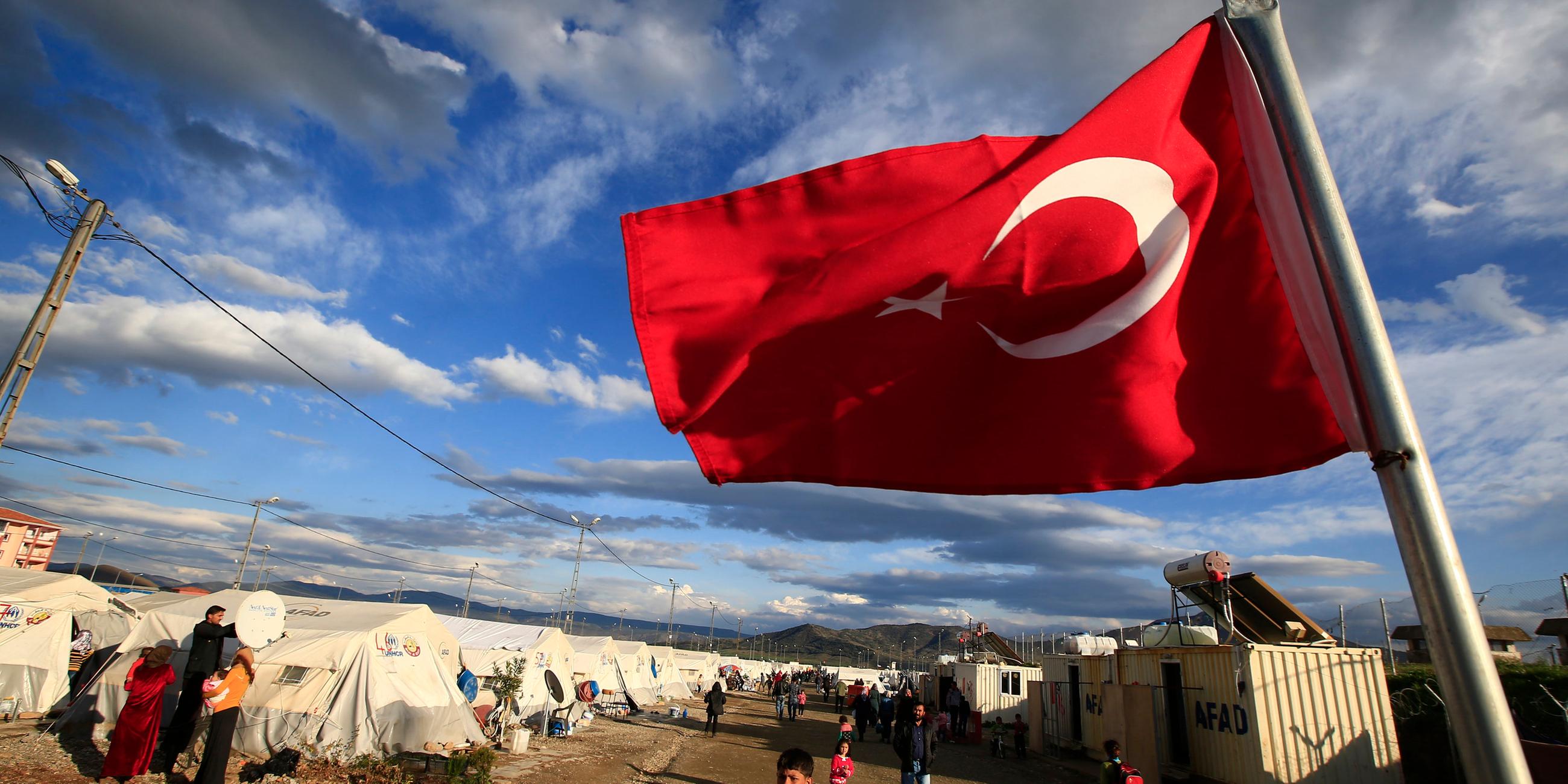 Eine türkische Flagge weht im Flüchtlingslager für syrische Flüchtlinge in Islahiye, Provinz Gaziantep, im Südosten der Türkei