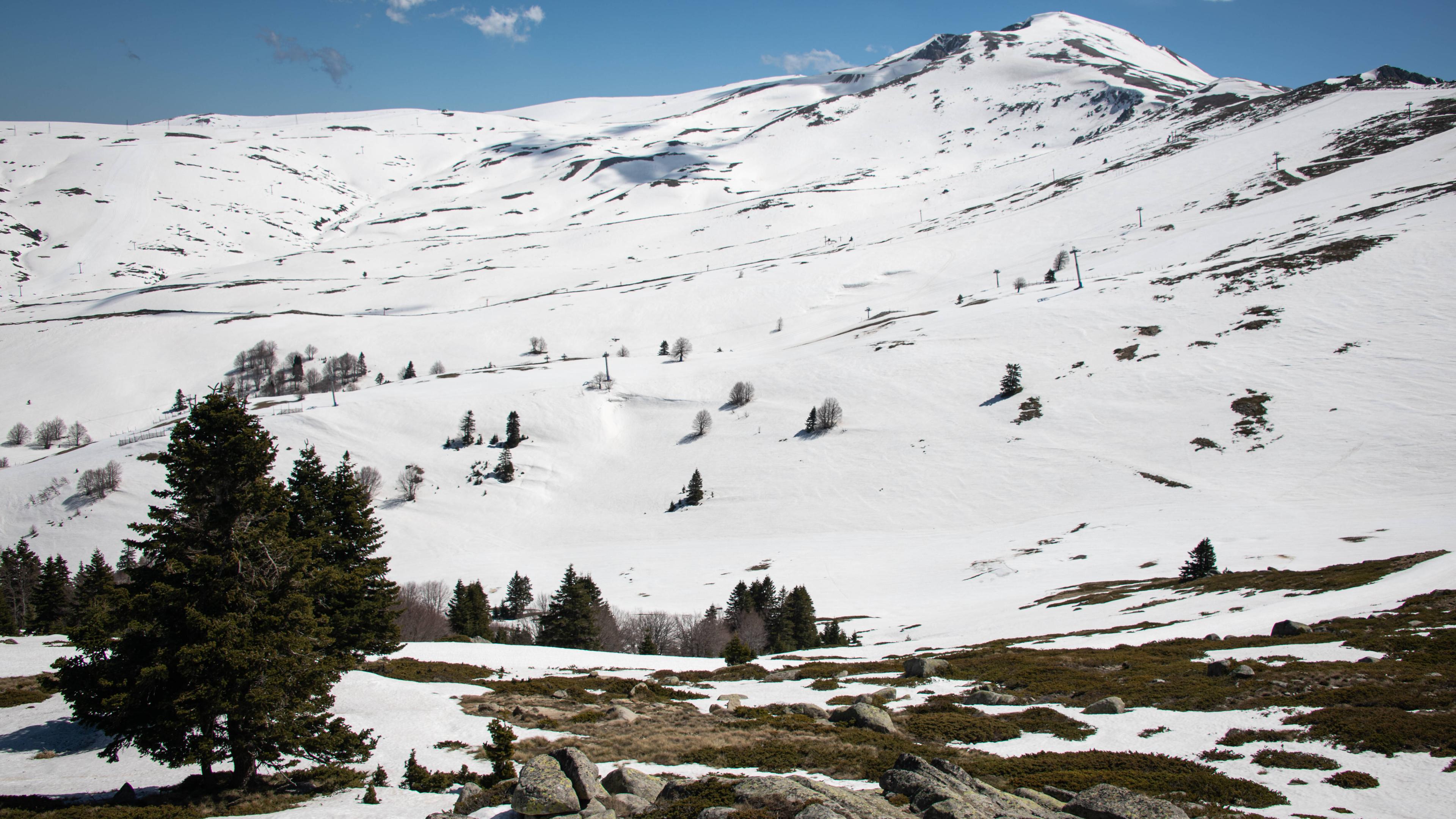 Schneebedeckte Berge in der Türkei mit Skilift