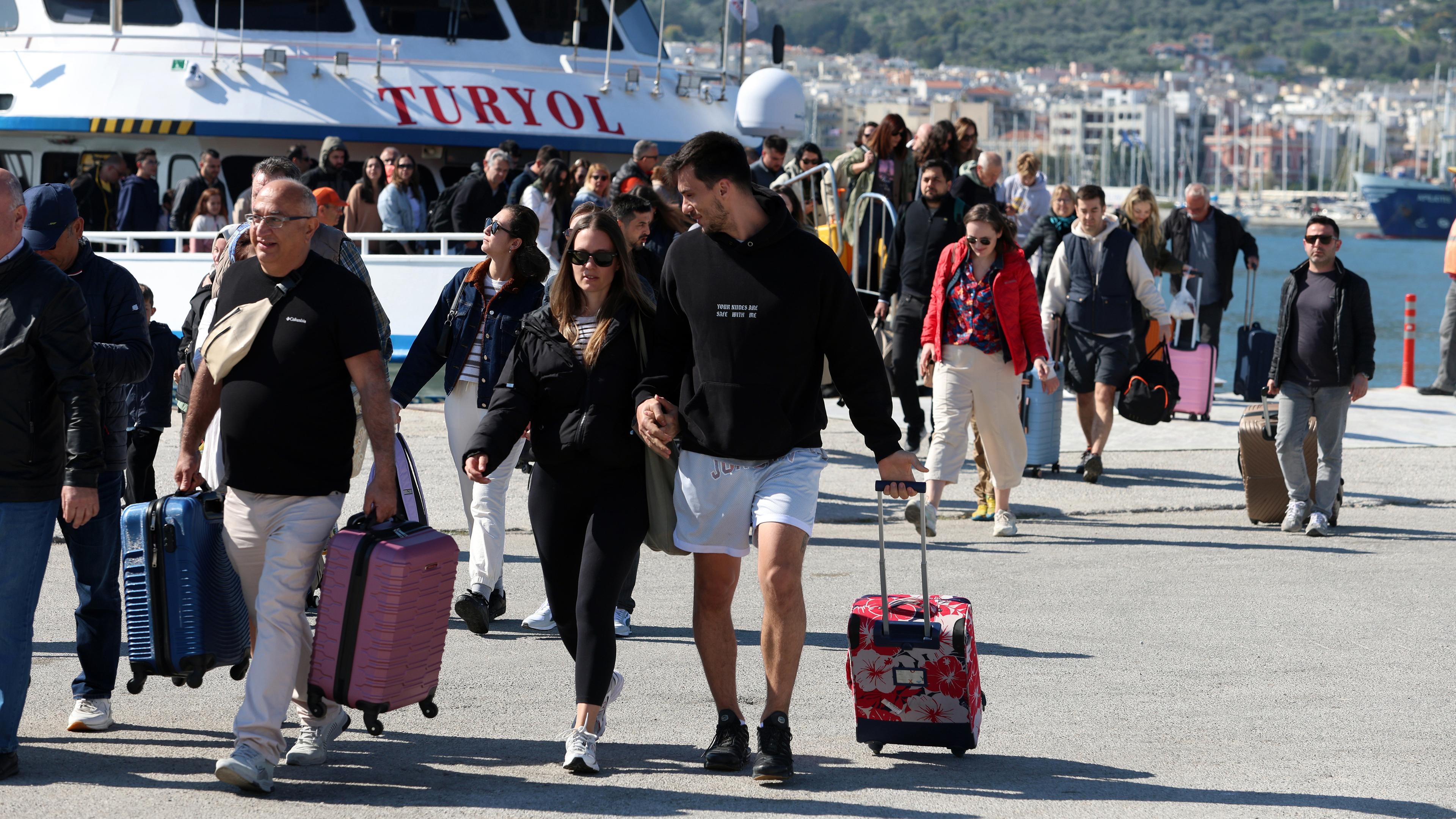 Türkische Touristen kommen auf der griechischen Insel Lesbos per Schiff an. 