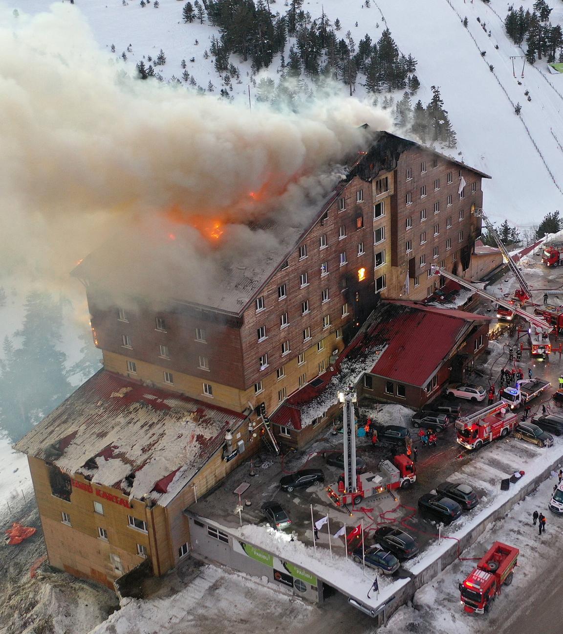 Blick auf das brennende Dach des Hotels in Bolu, Türkei