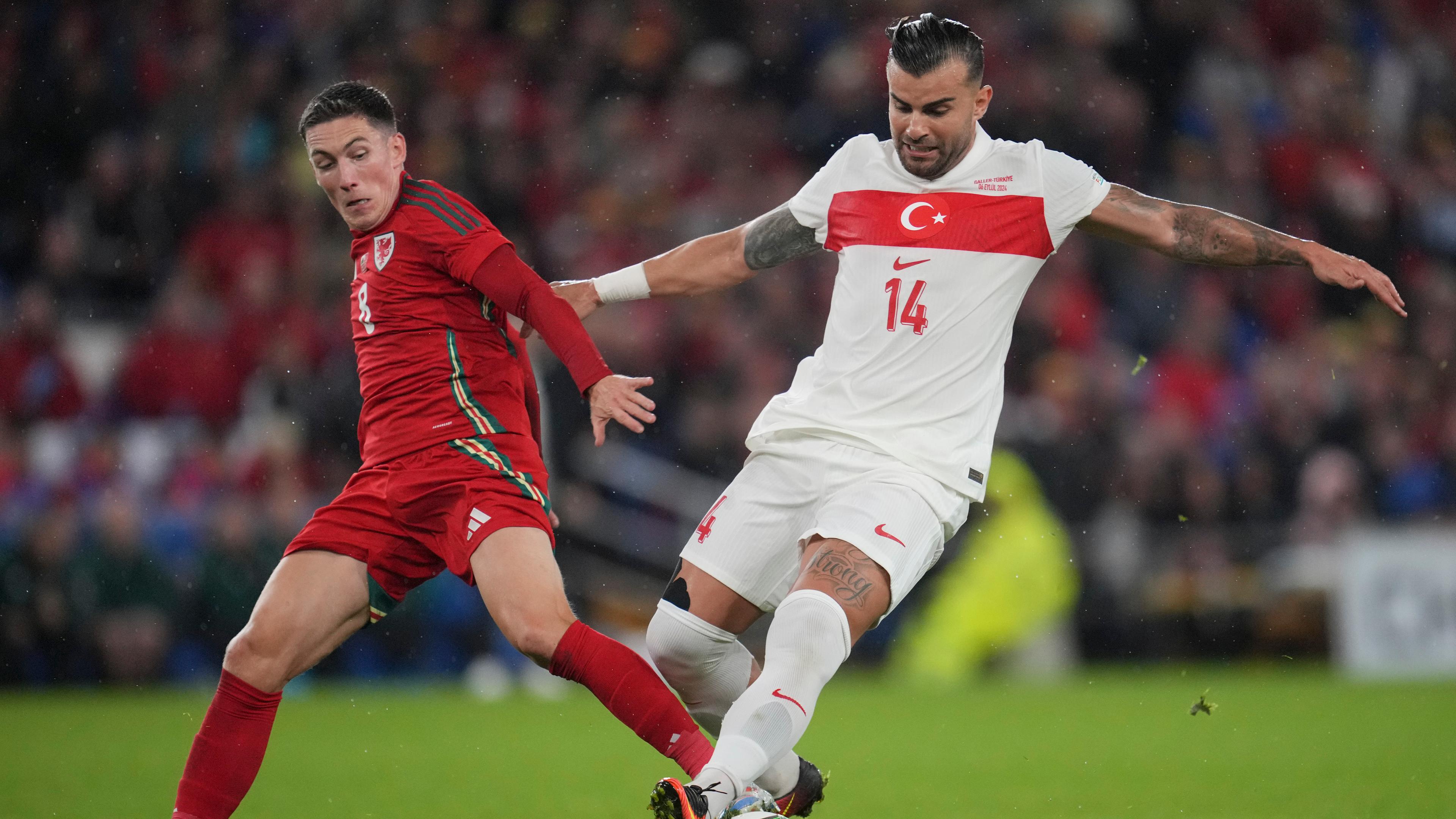 Harry Wilson (Wales), links, und Abdulkerim Bardakci (Türkei) kämpfen um den Ball.