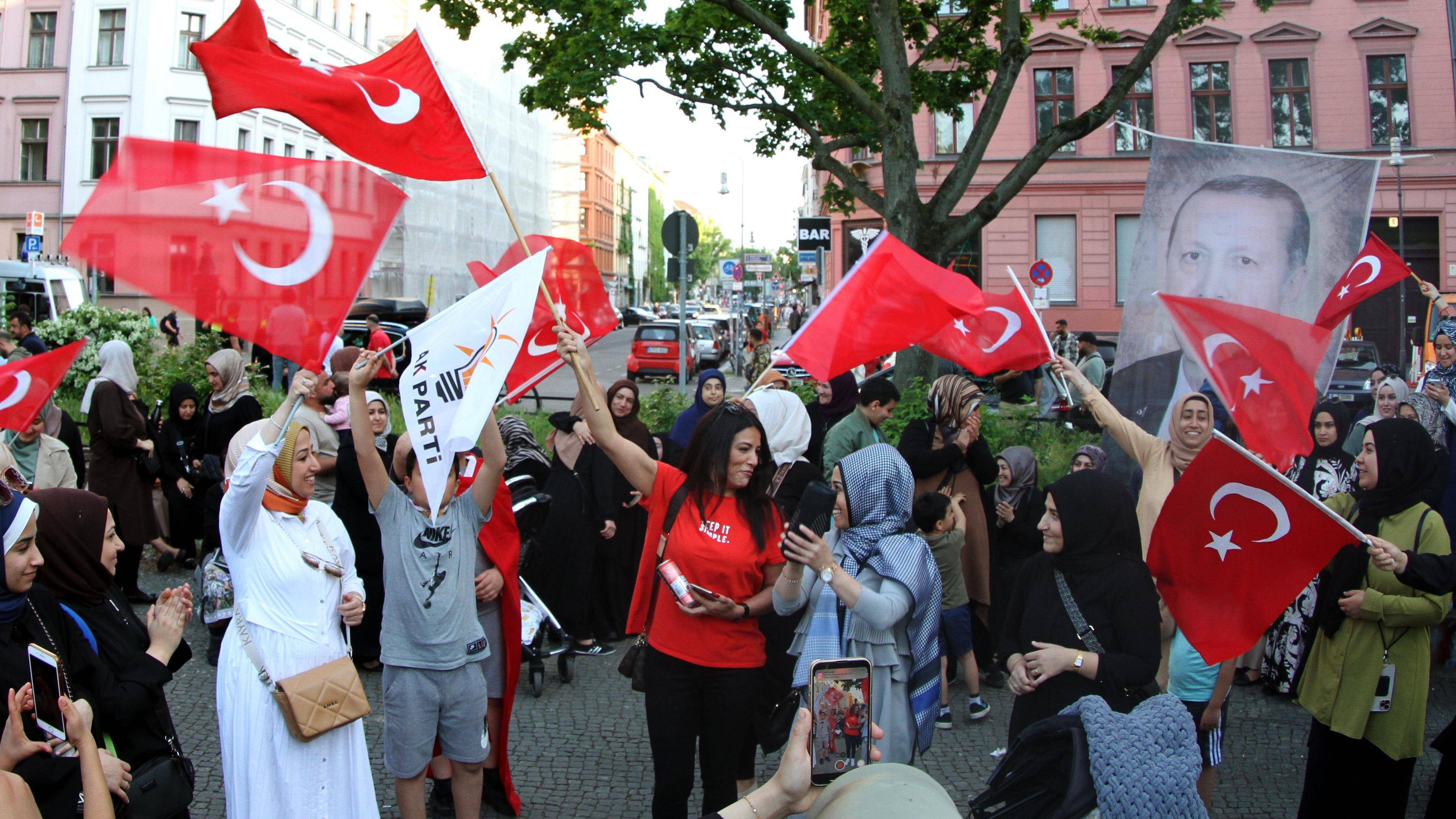 In Deutschland lebende Türken feiern Wahlsieg von Erdogan