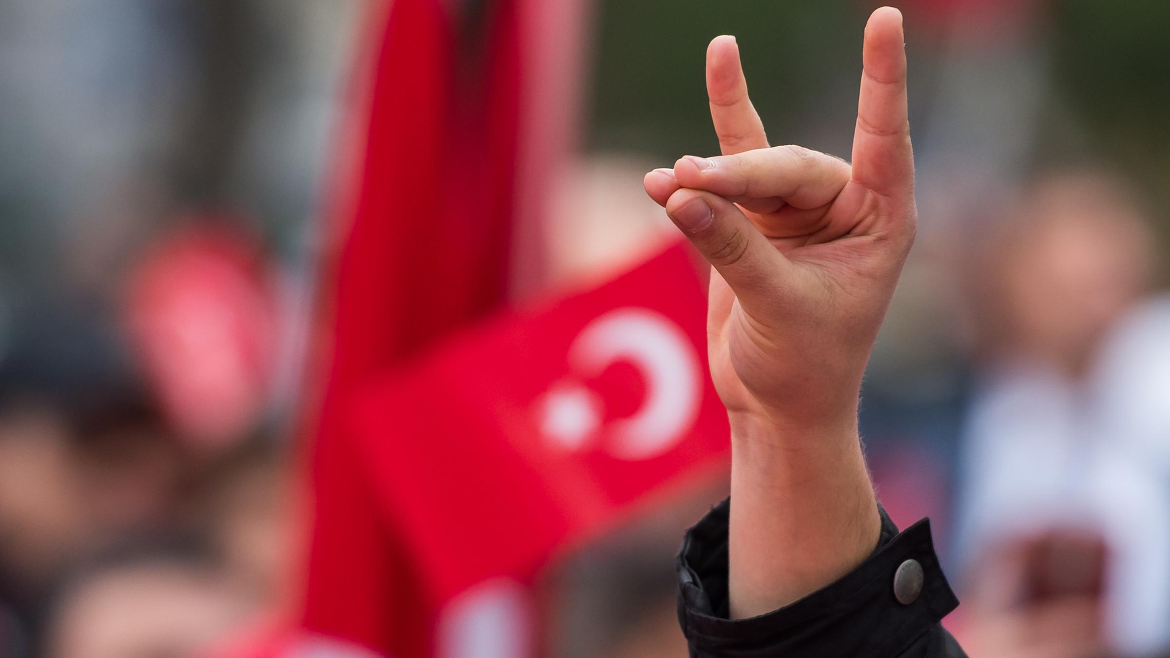 Bayern, München: Eine Hand zeigt den "Wolfsgruß" - ein Erkennungszeichen der Grauen Wölfe - während einer Pro-Türkischen Demonstration. Archivbild