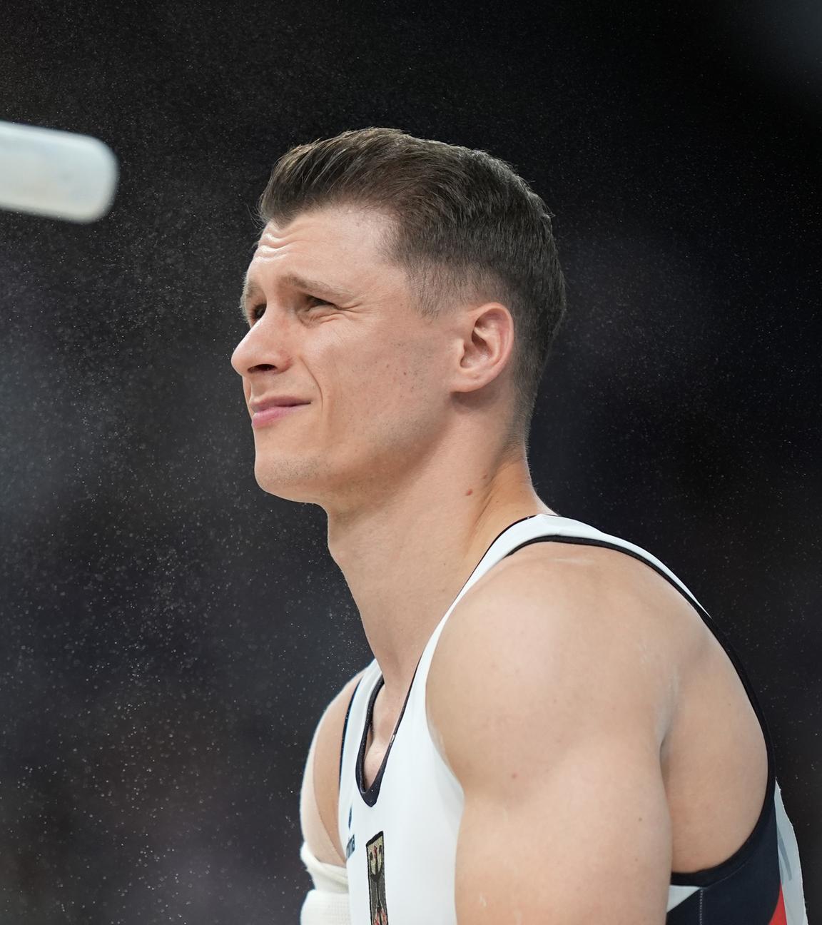 Der deutsche Turner Lukas Dauser bei seiner Kür am Barren bei den olympischen Spielen 2024.