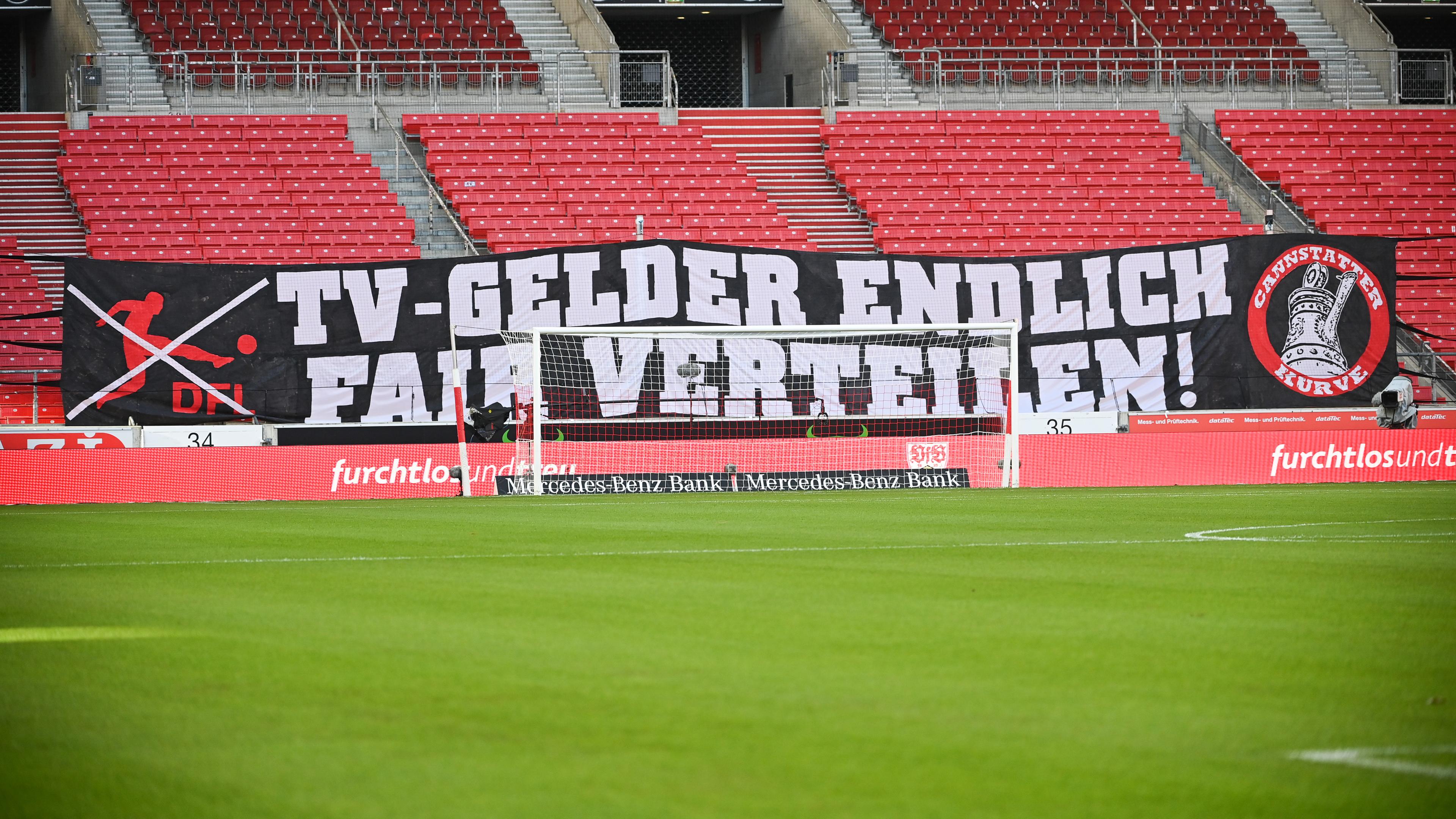 07.11.2020, Fußball-Bundesliga, VfB Stuttgart - Eintracht Frankfurt: "TV-Gelder endlich fair verteilen!" steht auf einem Banner, der in der Cannstatter Kurve gespannt ist.