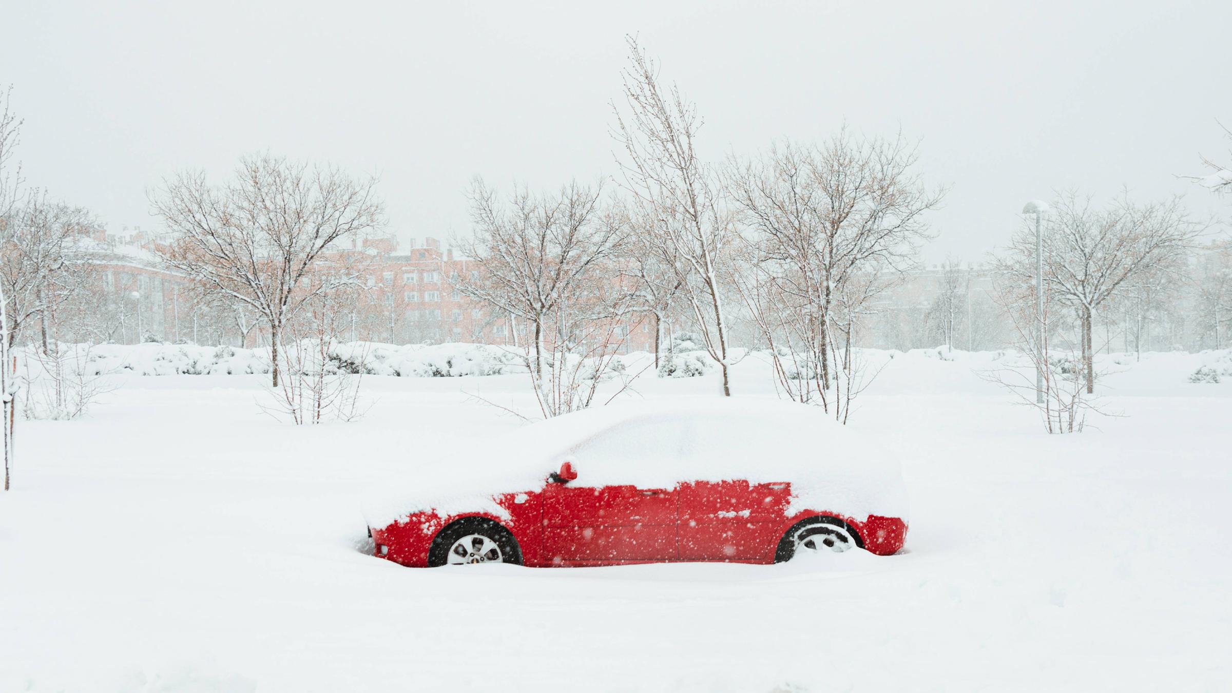 Sicheres Auto im Winter: Batterie, Reifen und Licht checken - ZDFheute