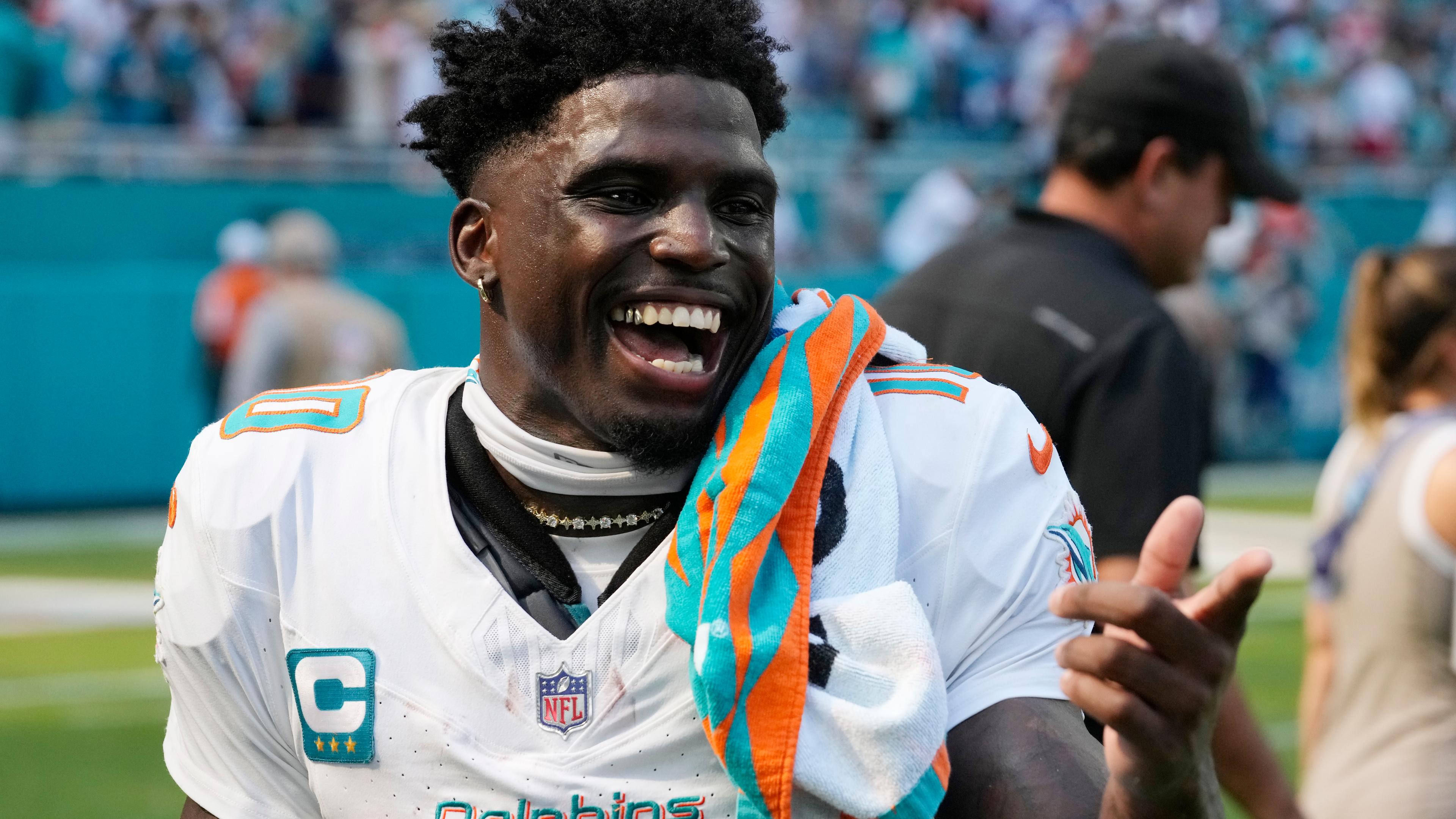 Tyreek Hill, Wide Receiver der Miami Dolphins, lacht im NFL-Spiel gegen die Jacksonville Jaguars am 8. September 2024.