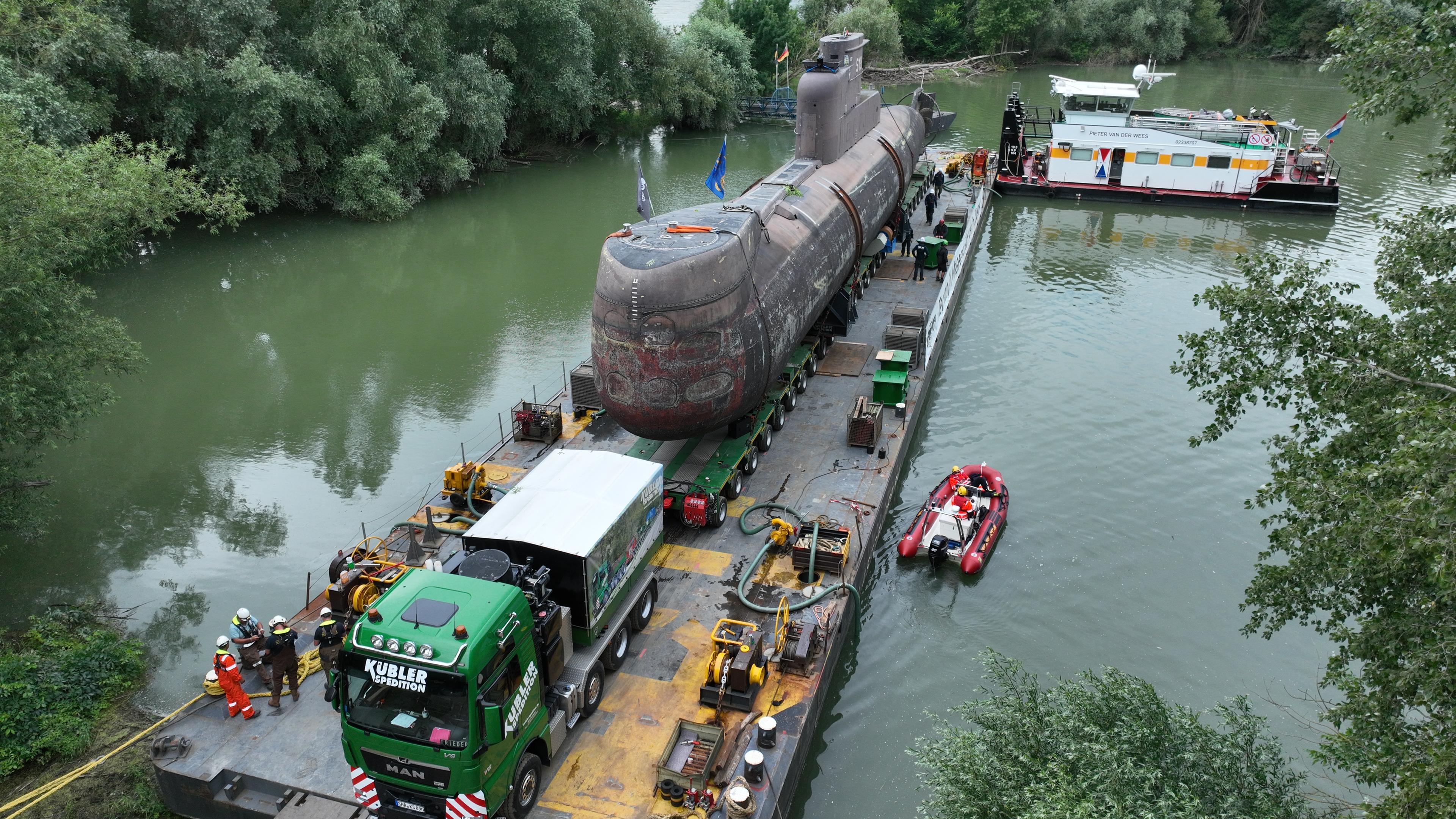 Das U-Boot wird vom Lkw auf den Ponton geladen.