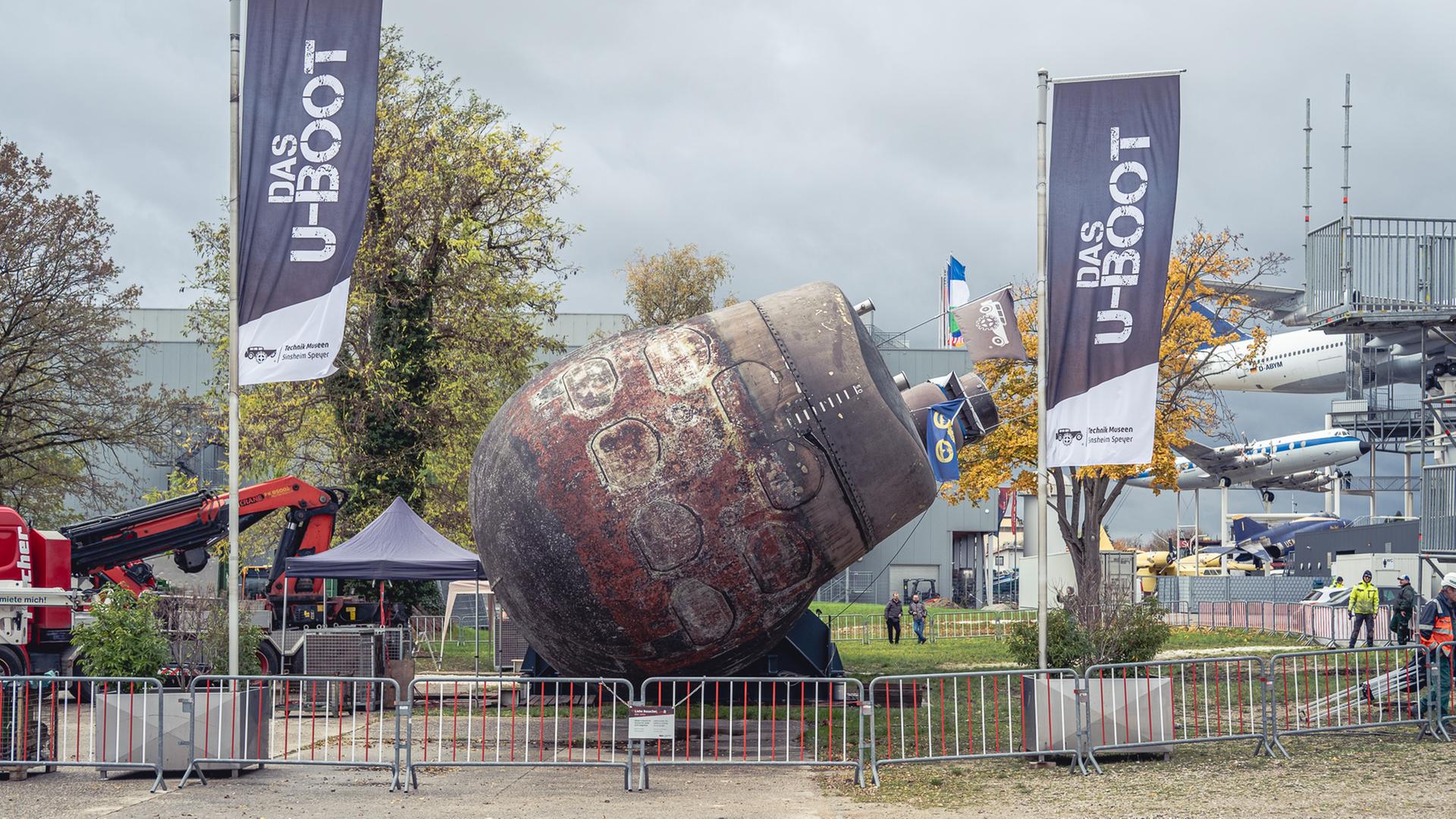Das U-Boot liegt auf der Seite auf dem Gelände des Technikmuseums in Speyer