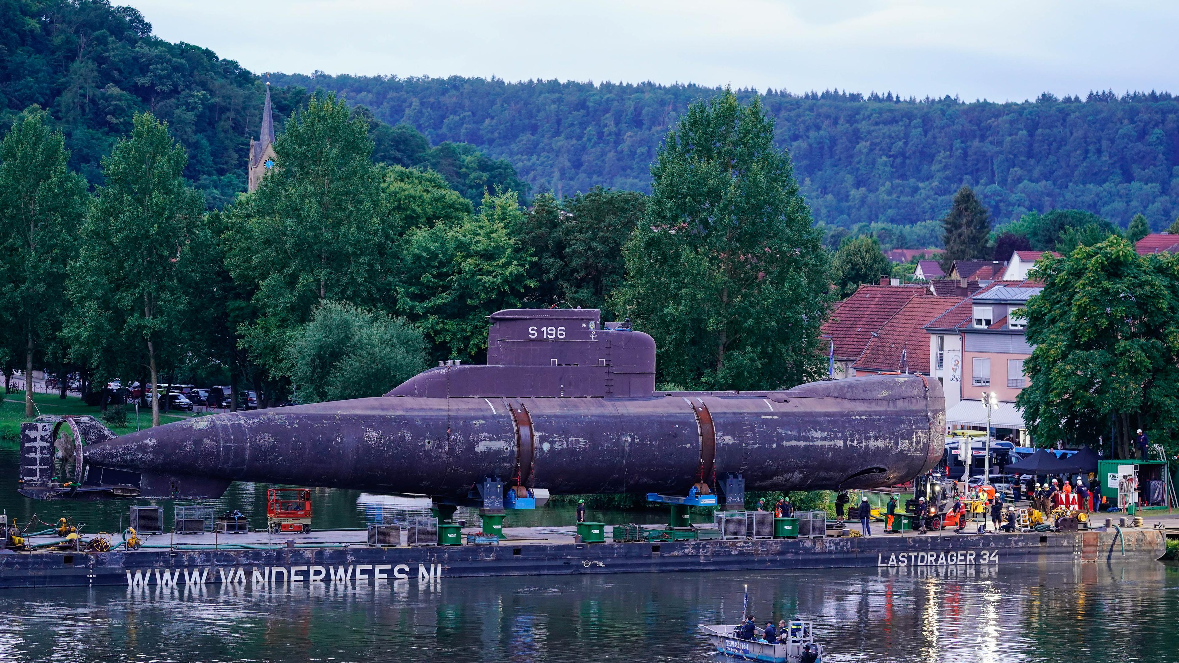 Das U-Boot U17 wird in den frühen Morgenstunden vom schwimmenden Ponton im Neckar an Land gebracht