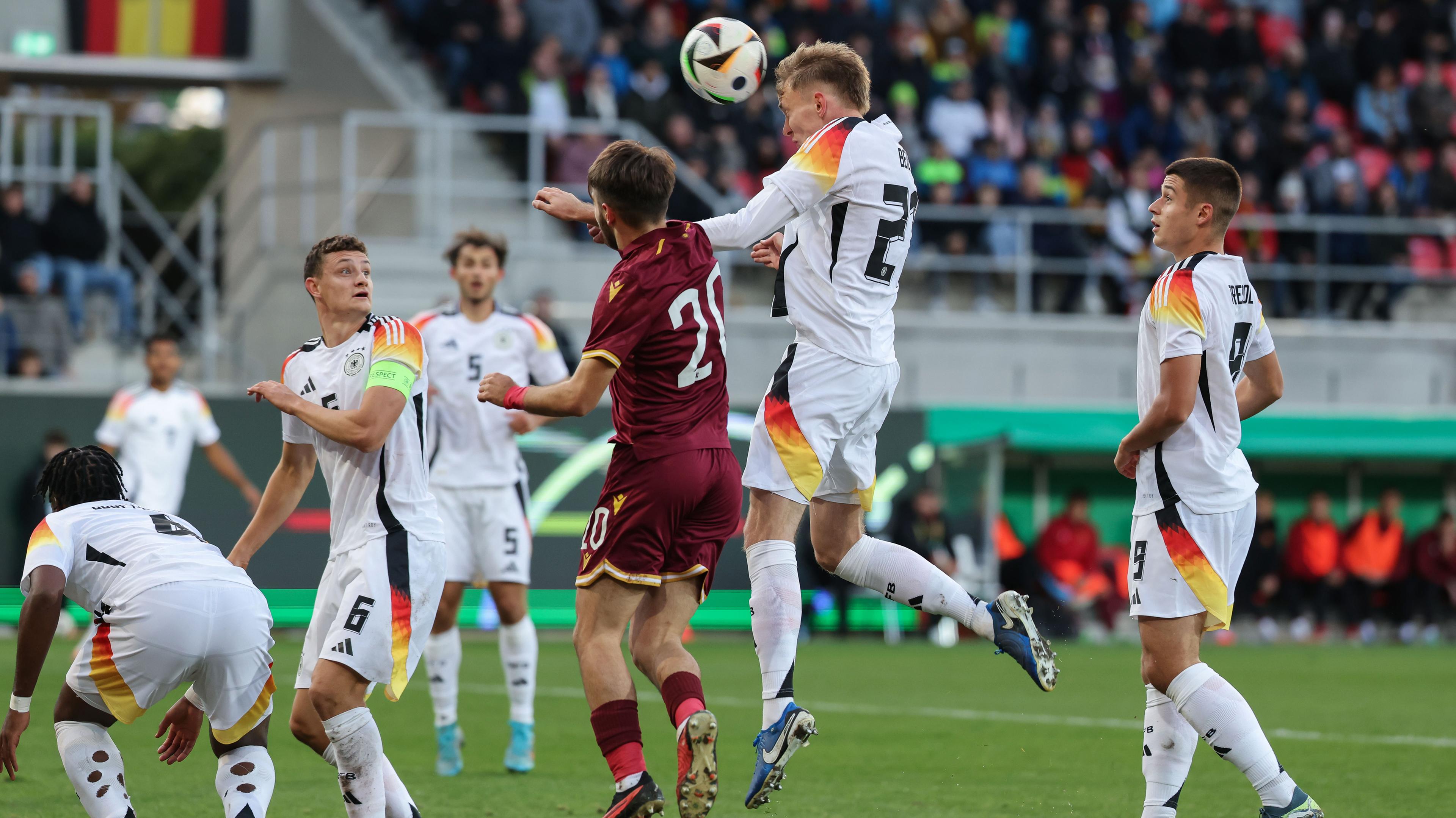 Bayern, Regensburg: Fußball, U21 Männer: EM-Qualifikation, Deutschland - Bulgarien, 1. Runde, Gruppe D, 12. Spieltag, Jahnstadion. Deutschlands Maximilian Beier (2.v.r.) trifft per Kopfball zum 1:0 gegen Kristiyan Stoyanov (M) aus Bulgarien. 