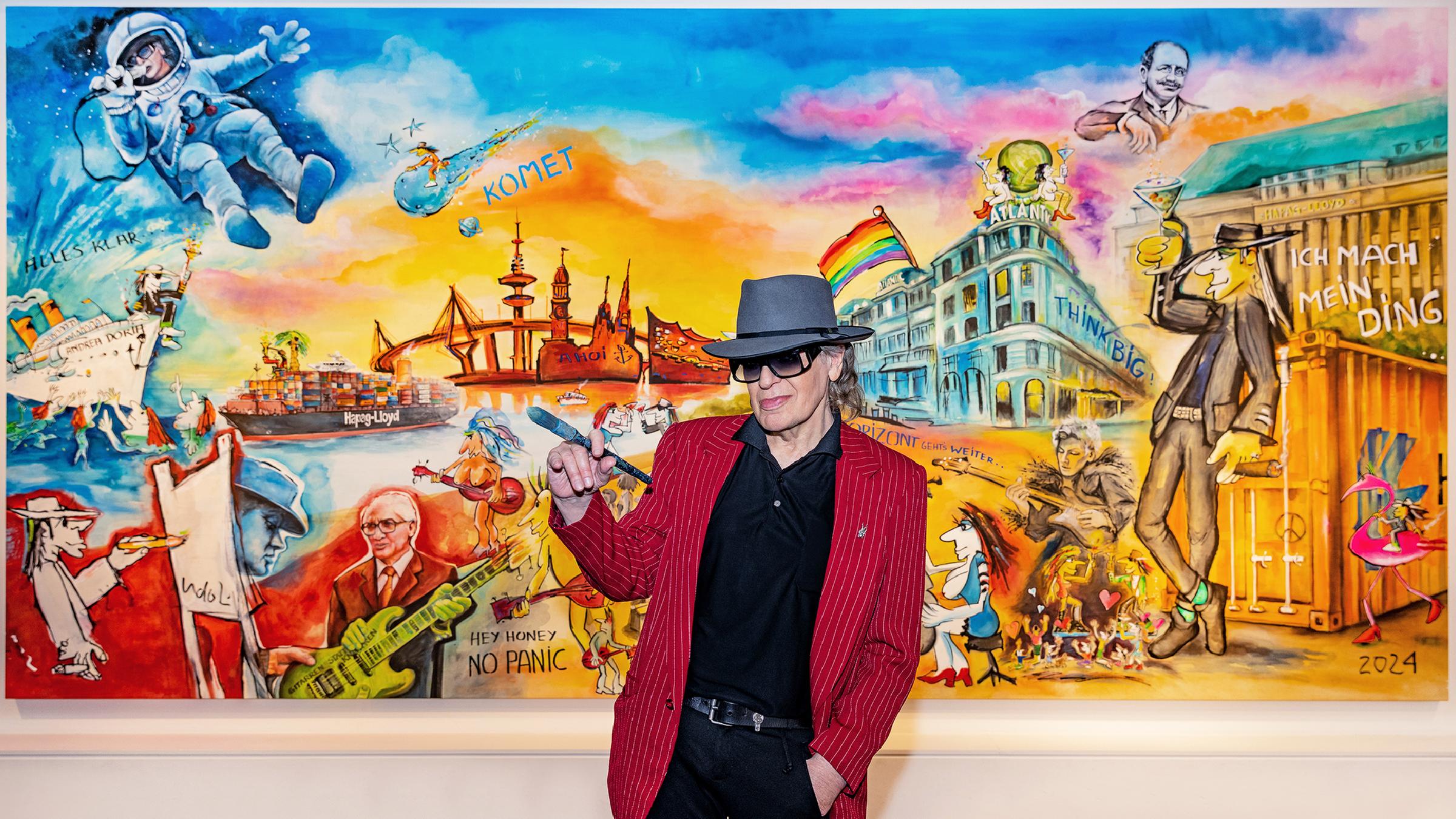 Die Rocklegende Udo Lindenberg hat ein Panoptikum von Hamburg gepinselt. Sich selbst hat er vor dem Hotel Atlantis verewigt.