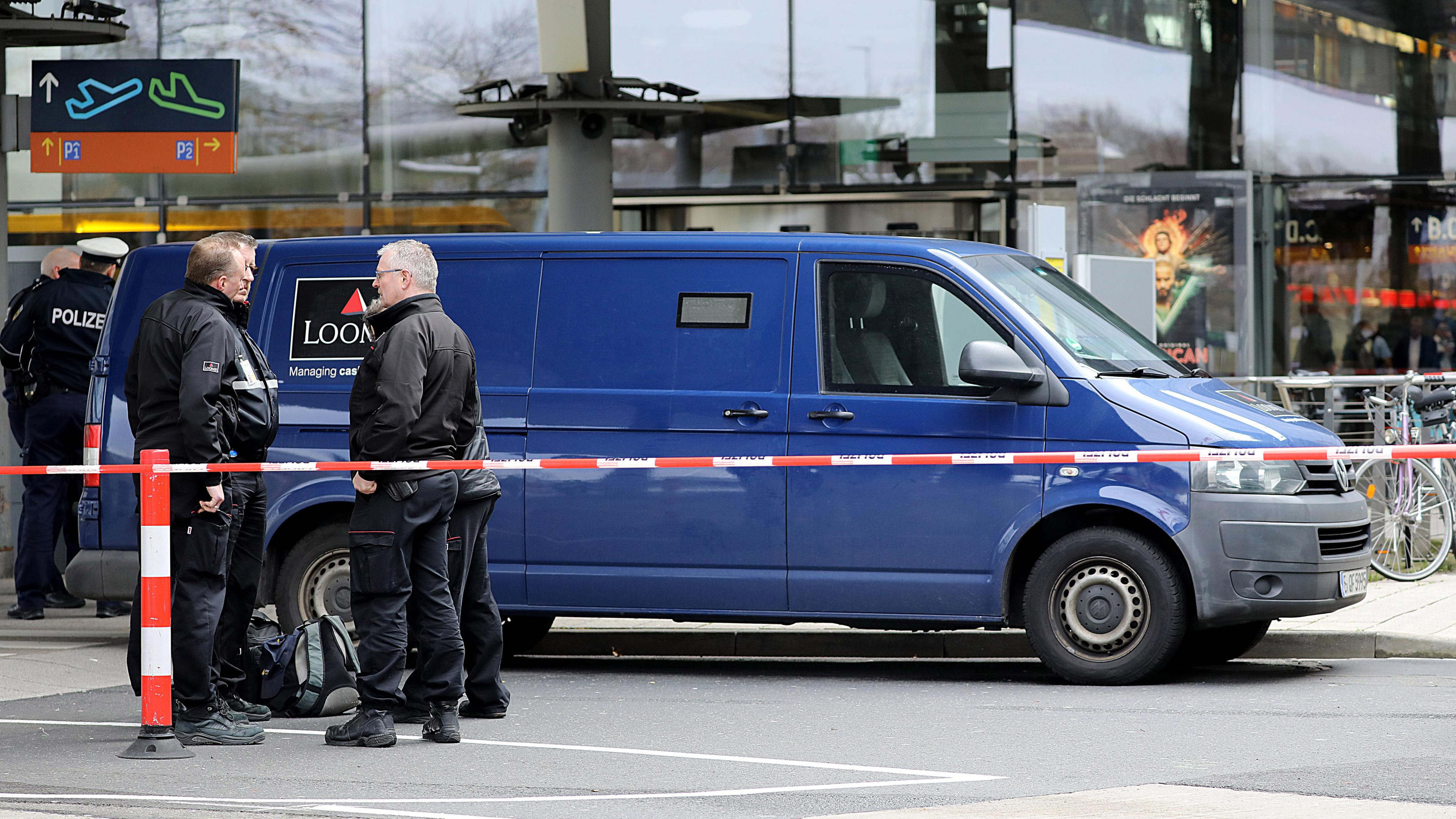 Polizisten und Mitarbeiter einer Sicherheitsfirma stehen an einem Geldtransporter am 06.03.2019  in Köln 