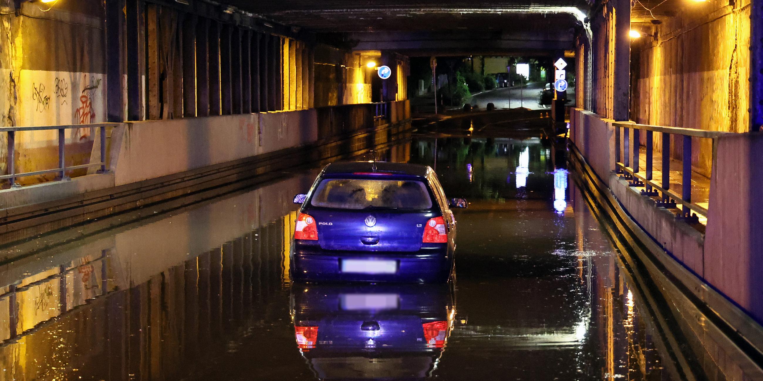  Ein Auto steht in einer überfluteten Unterführung in Aschaffenburg am 11.07.2024