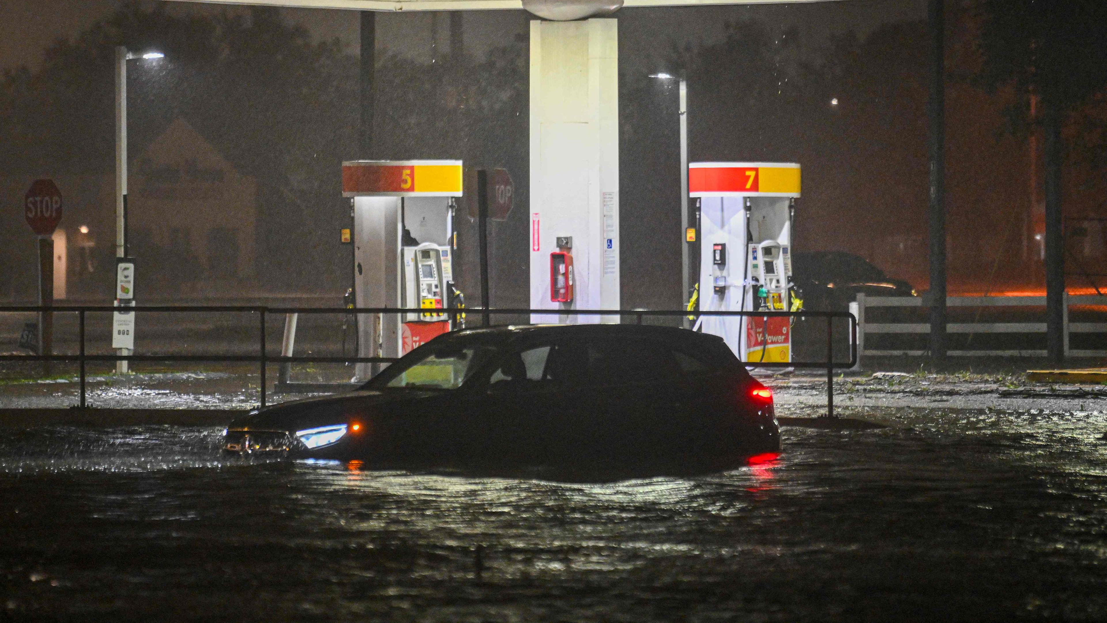 Ein Fahrzeug ist auf einer wasserüberfluteten Straße gestrandet, nachdem Hurrikan Milton am 9. 10, 2024 in Brandon, Florida, gelandet ist. 