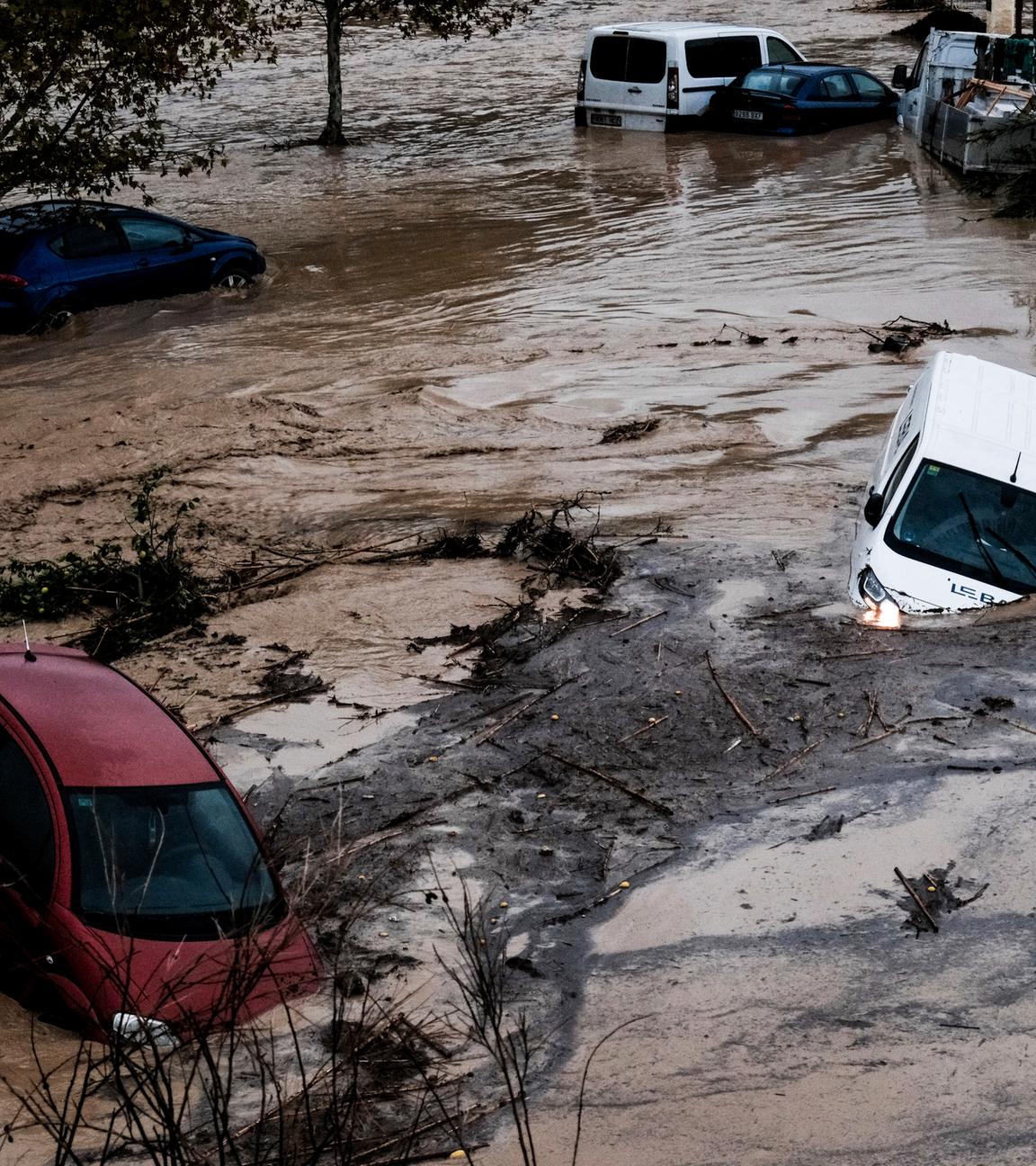 Autos werden von den Wassermassen weggeschwemmt, nachdem der Fluss in der Stadt Alora aufgrund heftiger Regenfälle über die Ufer getreten ist.