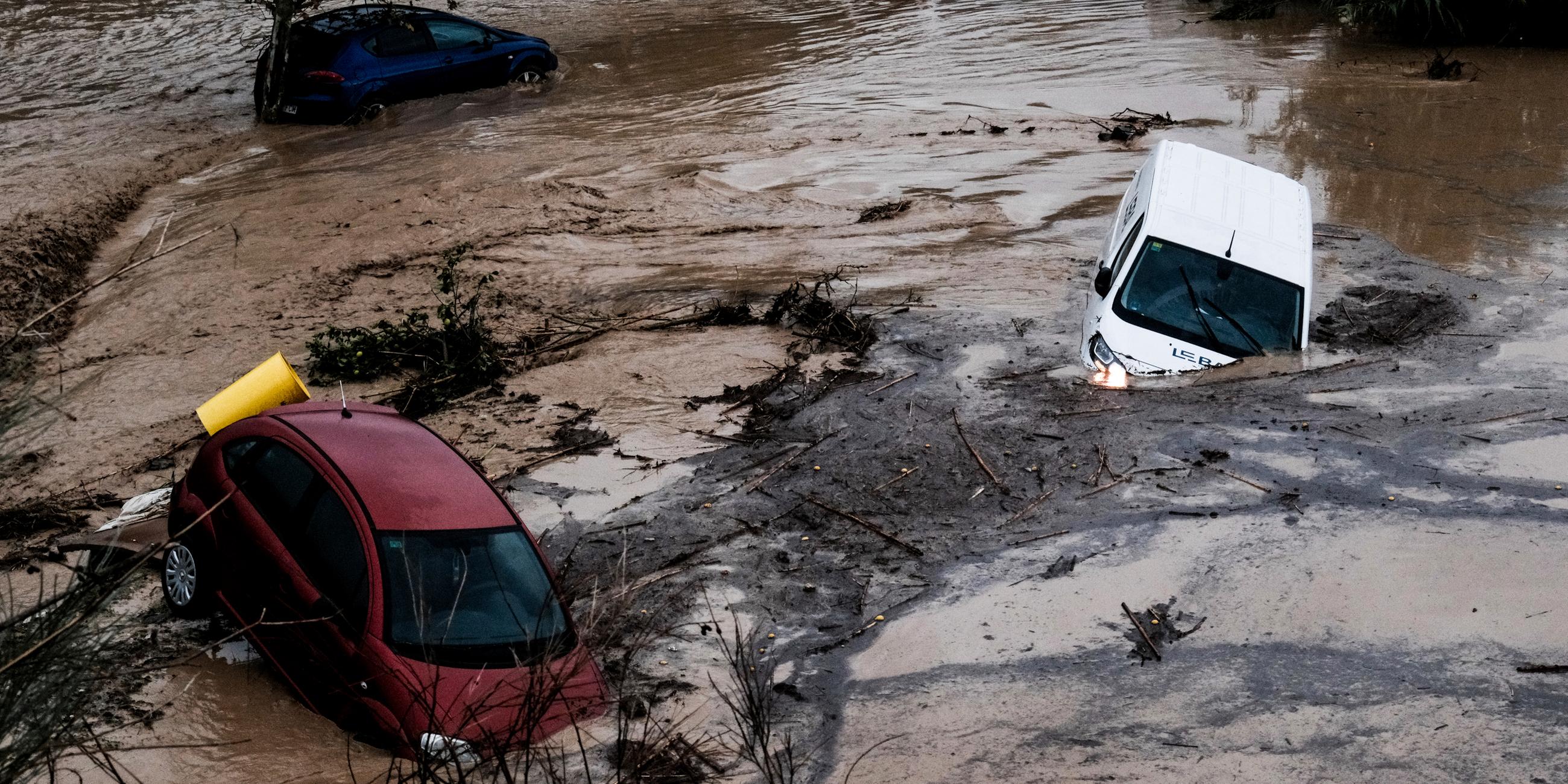 Autos werden von den Wassermassen weggeschwemmt, nachdem der Fluss in der Stadt Alora aufgrund heftiger Regenfälle über die Ufer getreten ist.