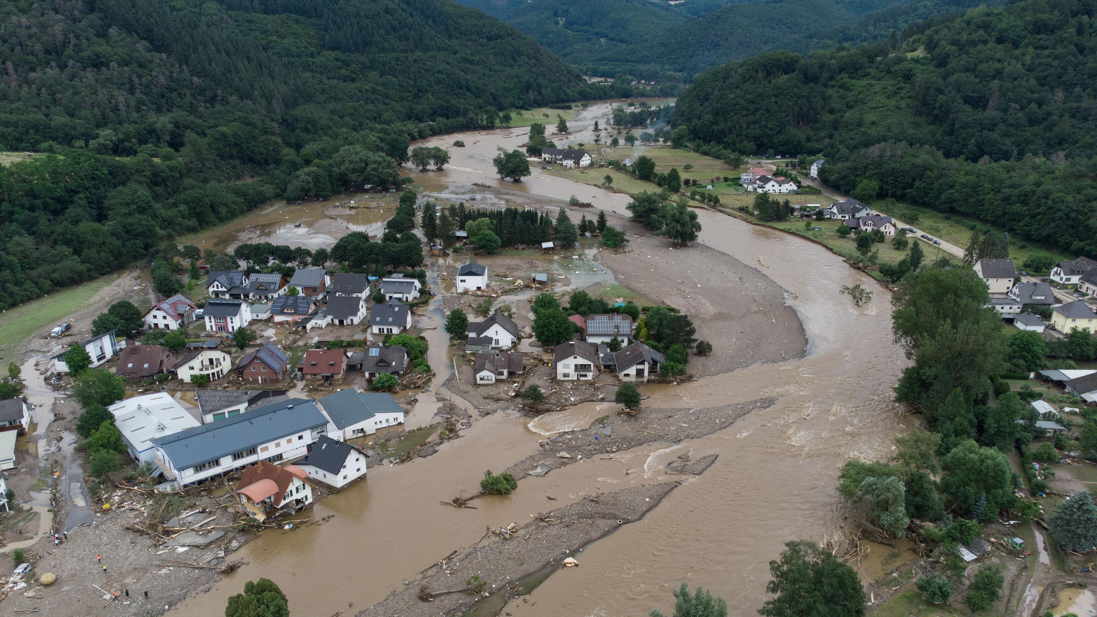 Riesige Mengen an Wasser zerstören mehrere Wohngebiete