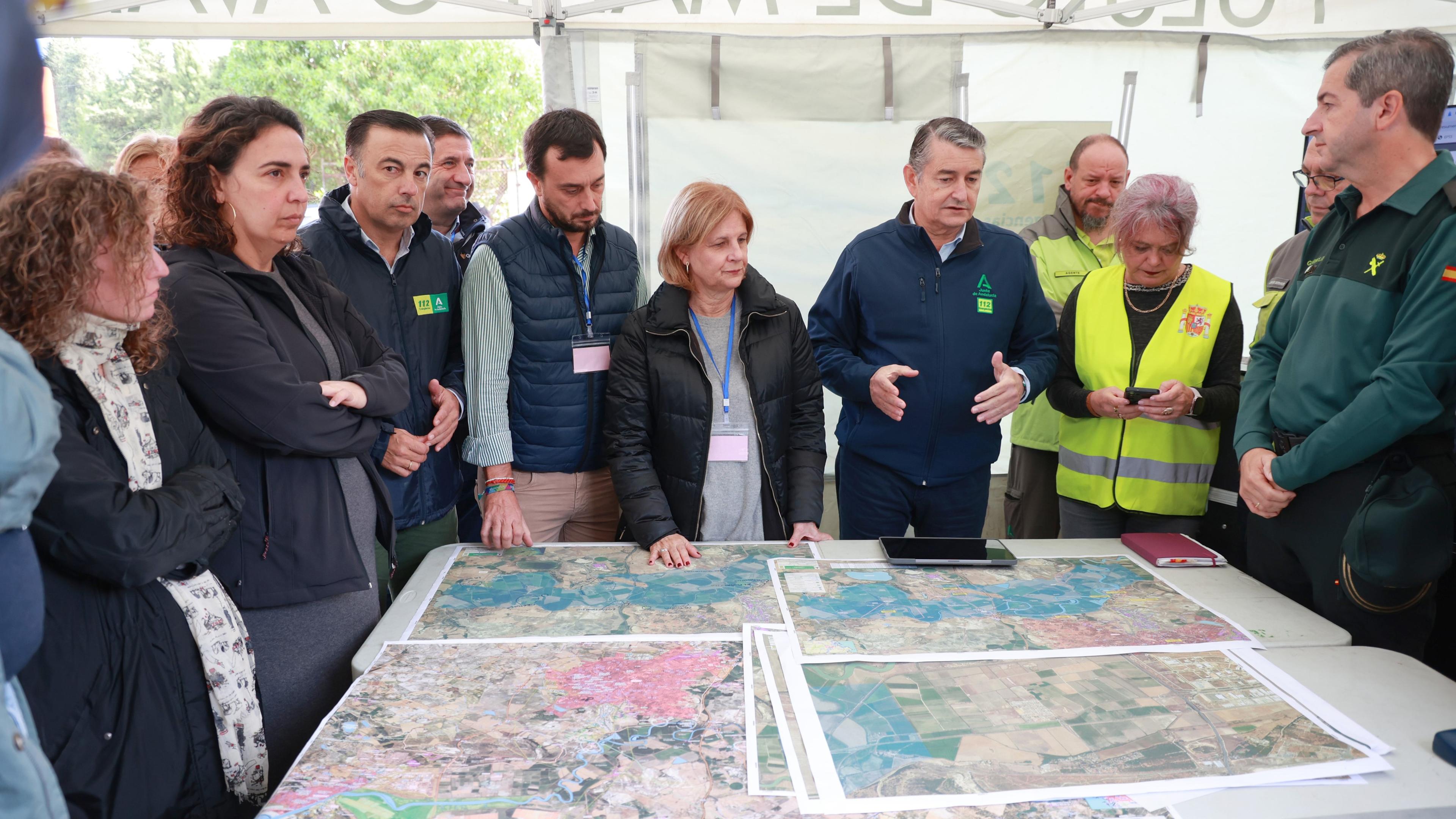 Spanien, Jerez de la Frontera: Antonio Sanz (5.v.r), Minister für Präsidentschaft und Inneres von Andalusien, nimmt an einem Treffen an einem Einsatzleiter für den Unwettereinsatz teil.